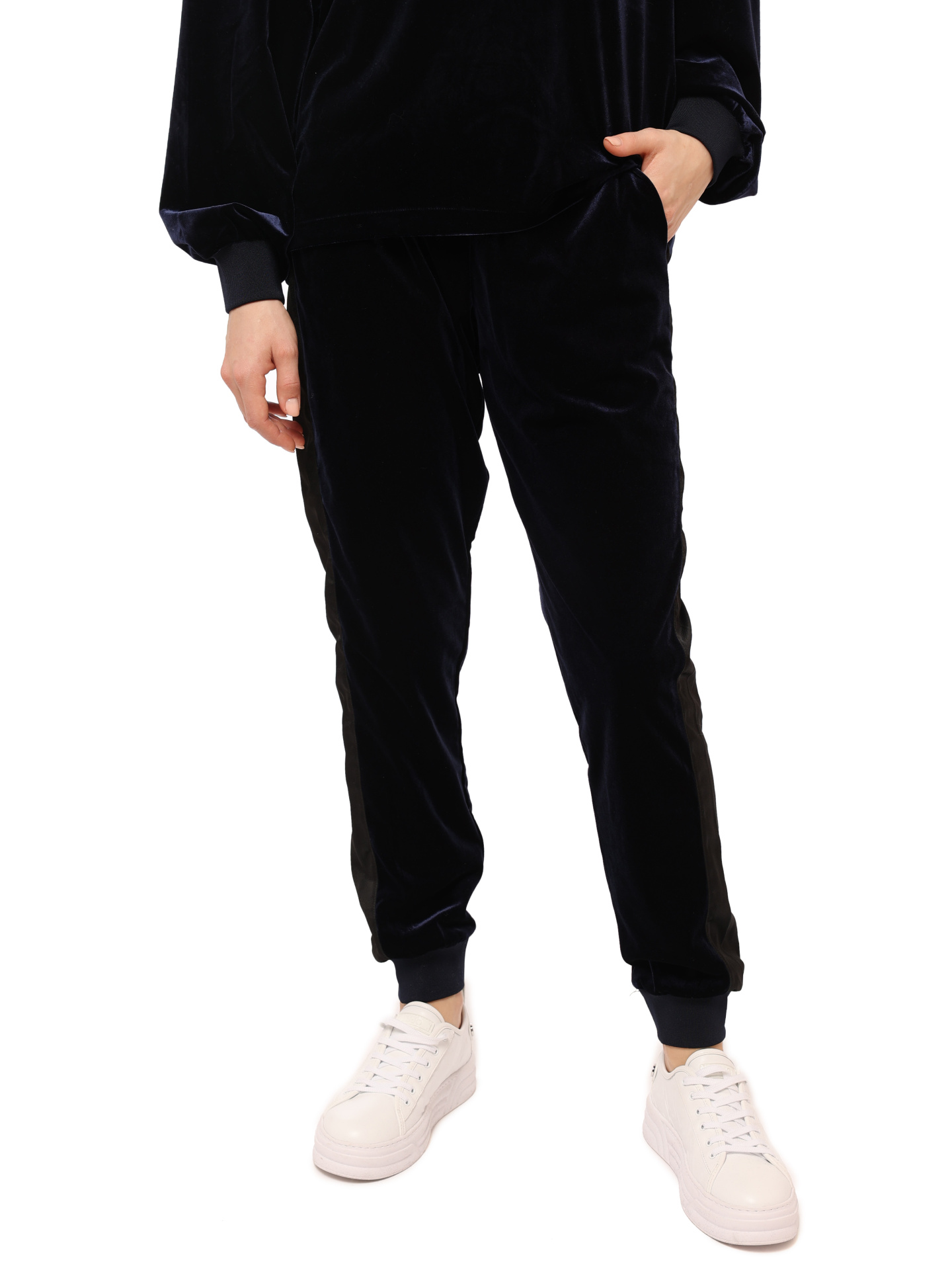 Брюки спортивные Armani Exchange 6LYP79 YJ9WZ 1593 темно-синие женские бархатные — купить в интернет-магазине Verdistore
