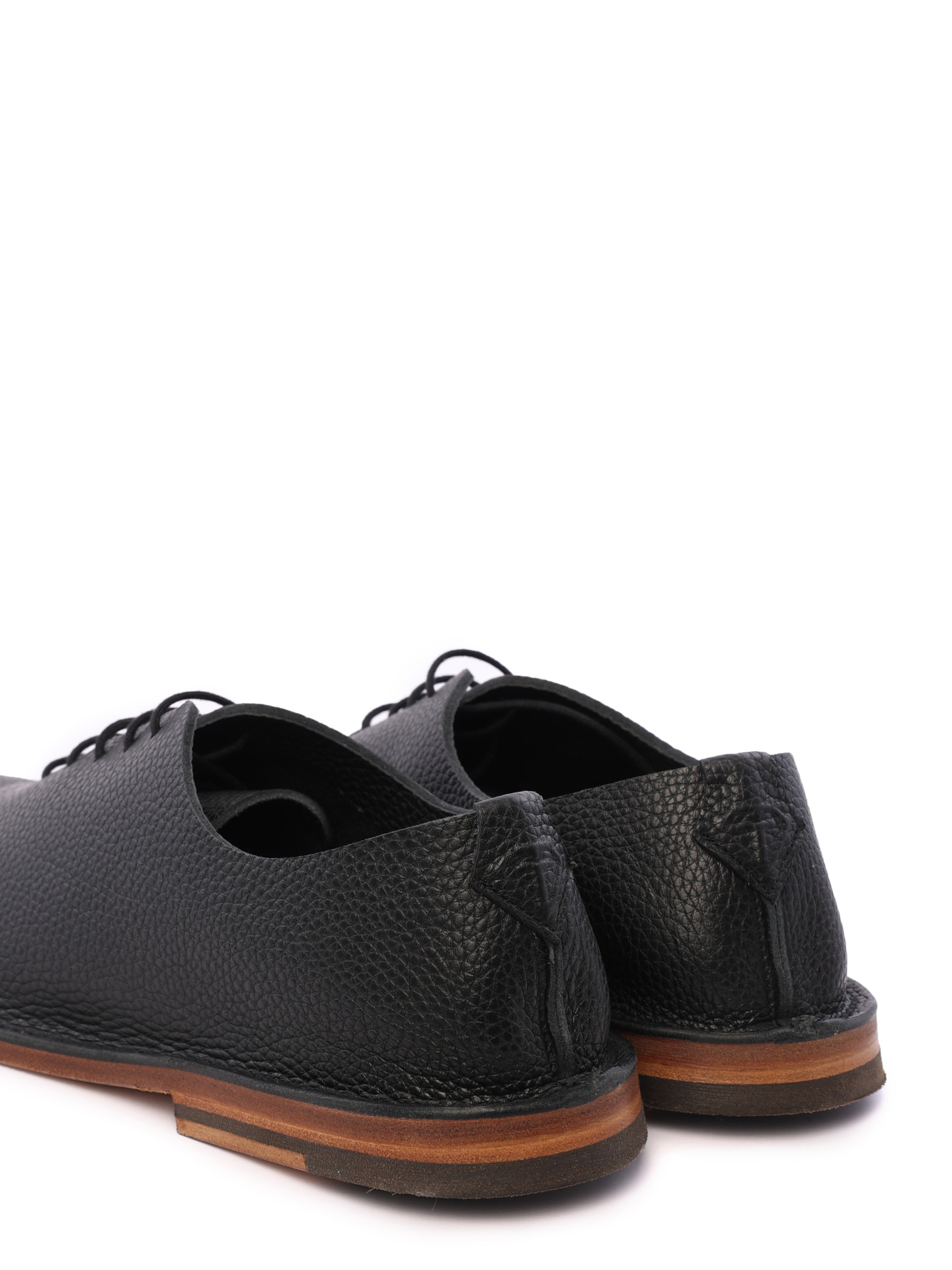 Оксфорды черные из мелкозернистой кожи и с коричневой подошвой — купить в интернет-магазине Verdistore