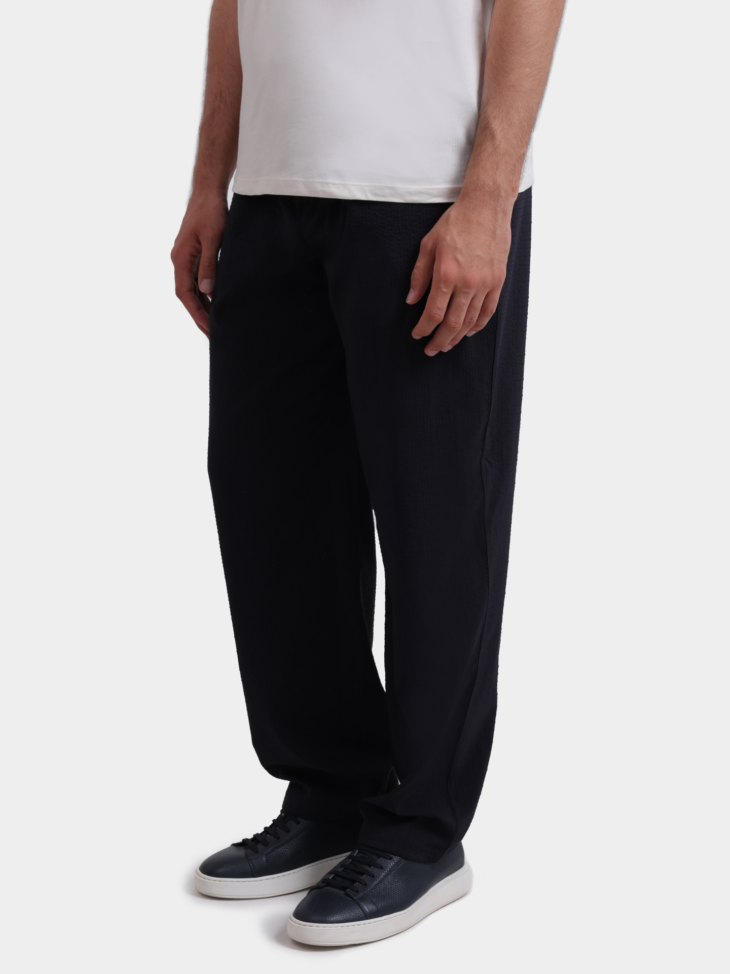 Брюки Armani Exchange XM002094 AF22363 UB101 темно-синие мужские из фактурной ткани — купить в интернет-магазине Verdistore