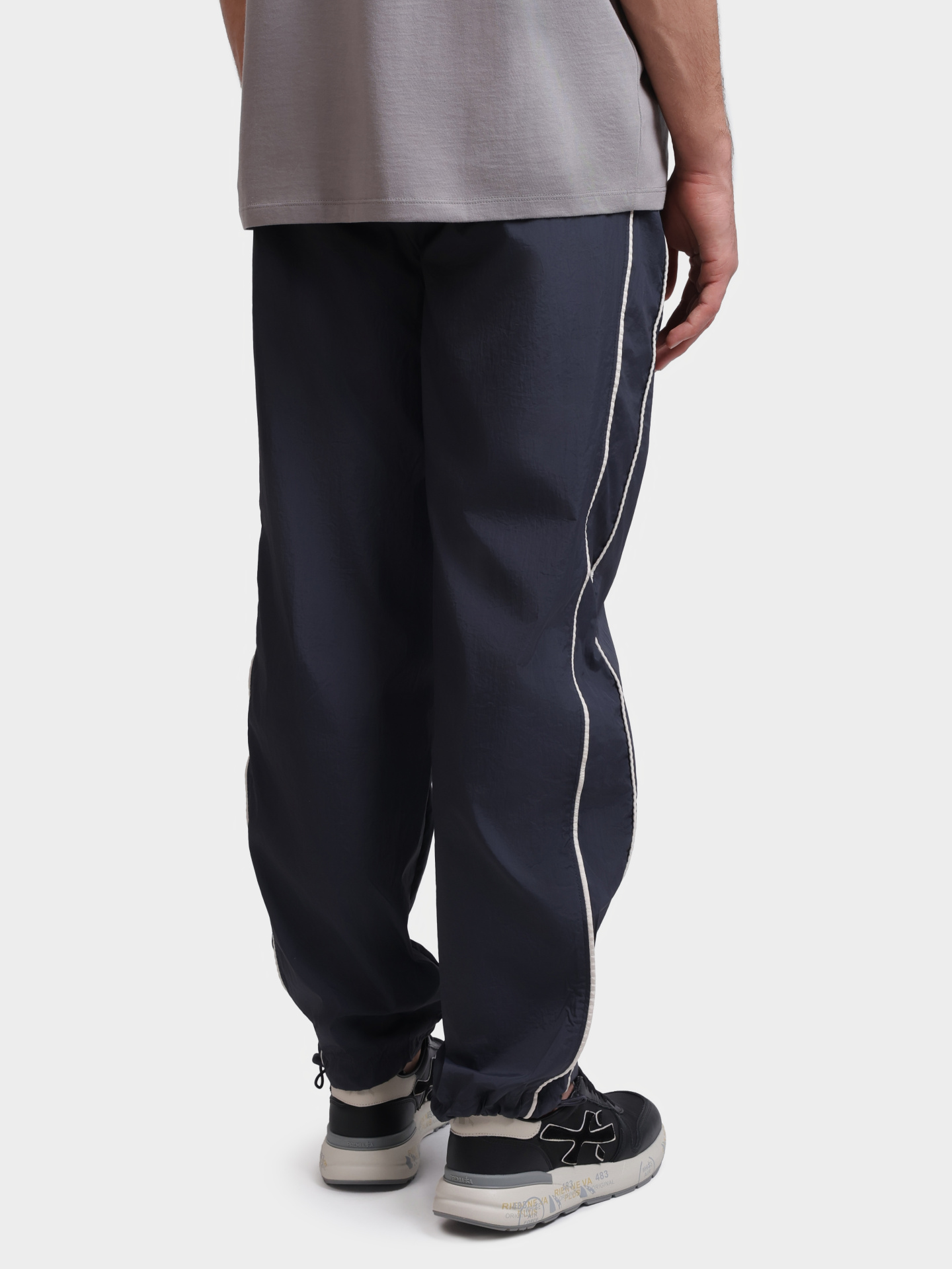 Брюки Calvin Klein Jeans LV04RC522G 4XN черные мужские с логотипом на боку — купить в интернет-магазине Verdistore