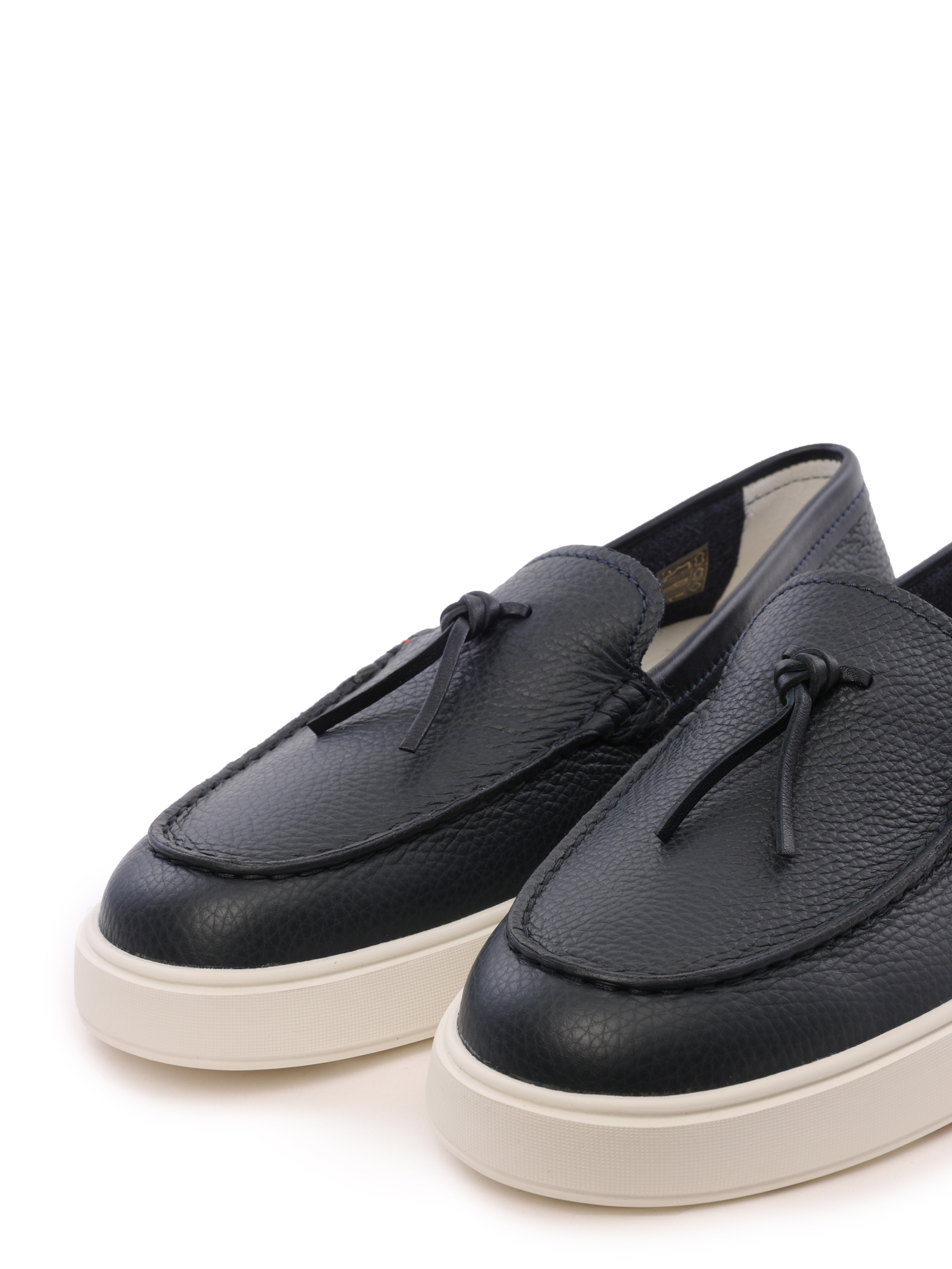 Слипоны из фактурной кожи и на высокой белой подошве — купить в интернет-магазине Verdistore