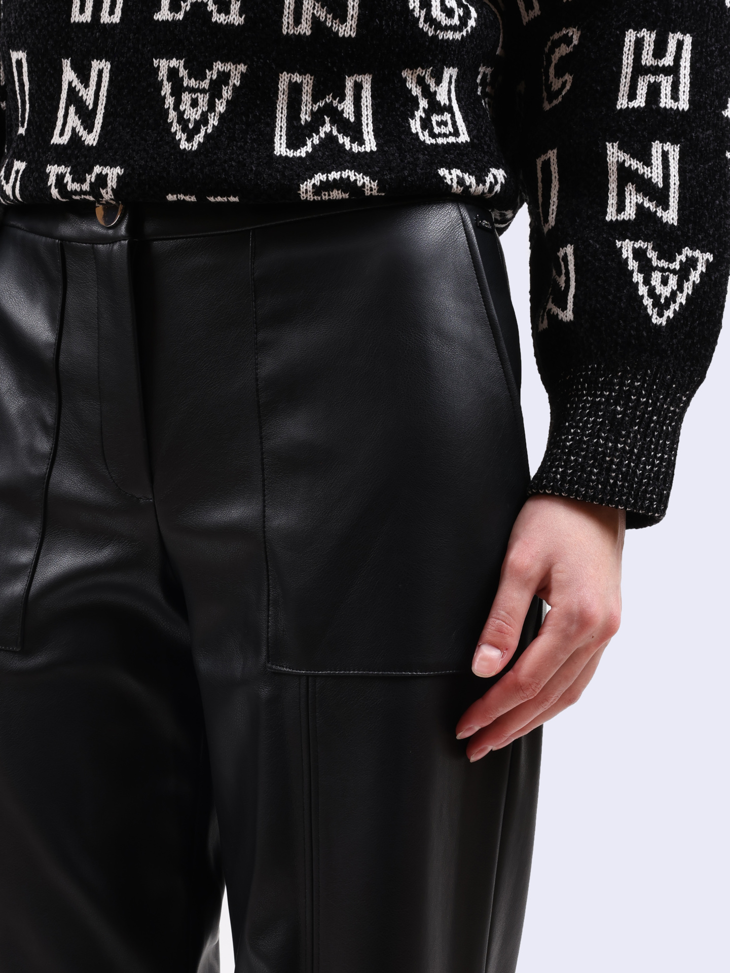 Брюки Armani Exchange 6DYP23 YNNNZ 1200 черные женские из эко-кожи — купить в интернет-магазине Verdistore