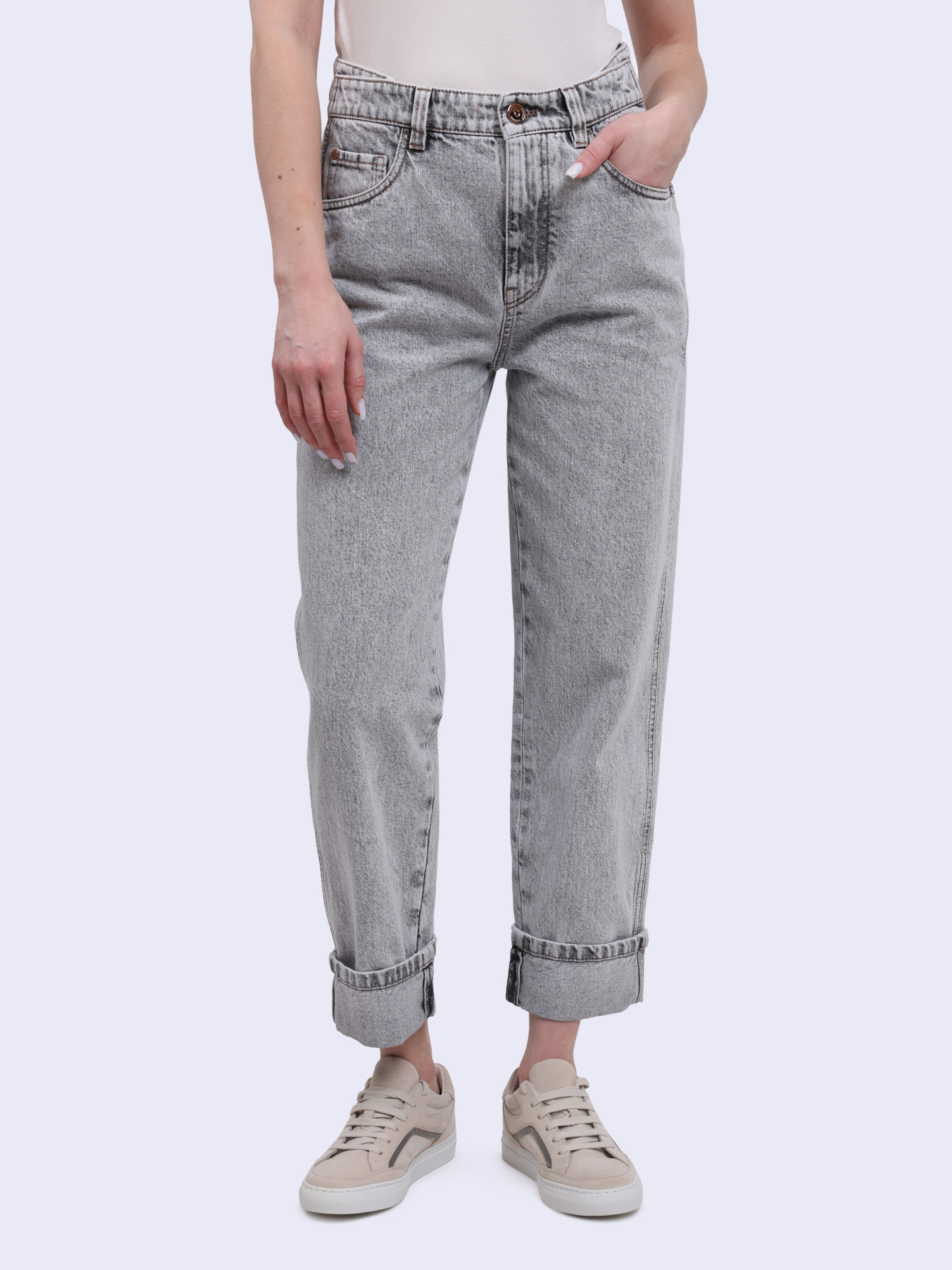 Джинсы Brunello Cucinelli MA095B1047 C7819 светло-серые женские с подворотами — купить в интернет-магазине Verdistore