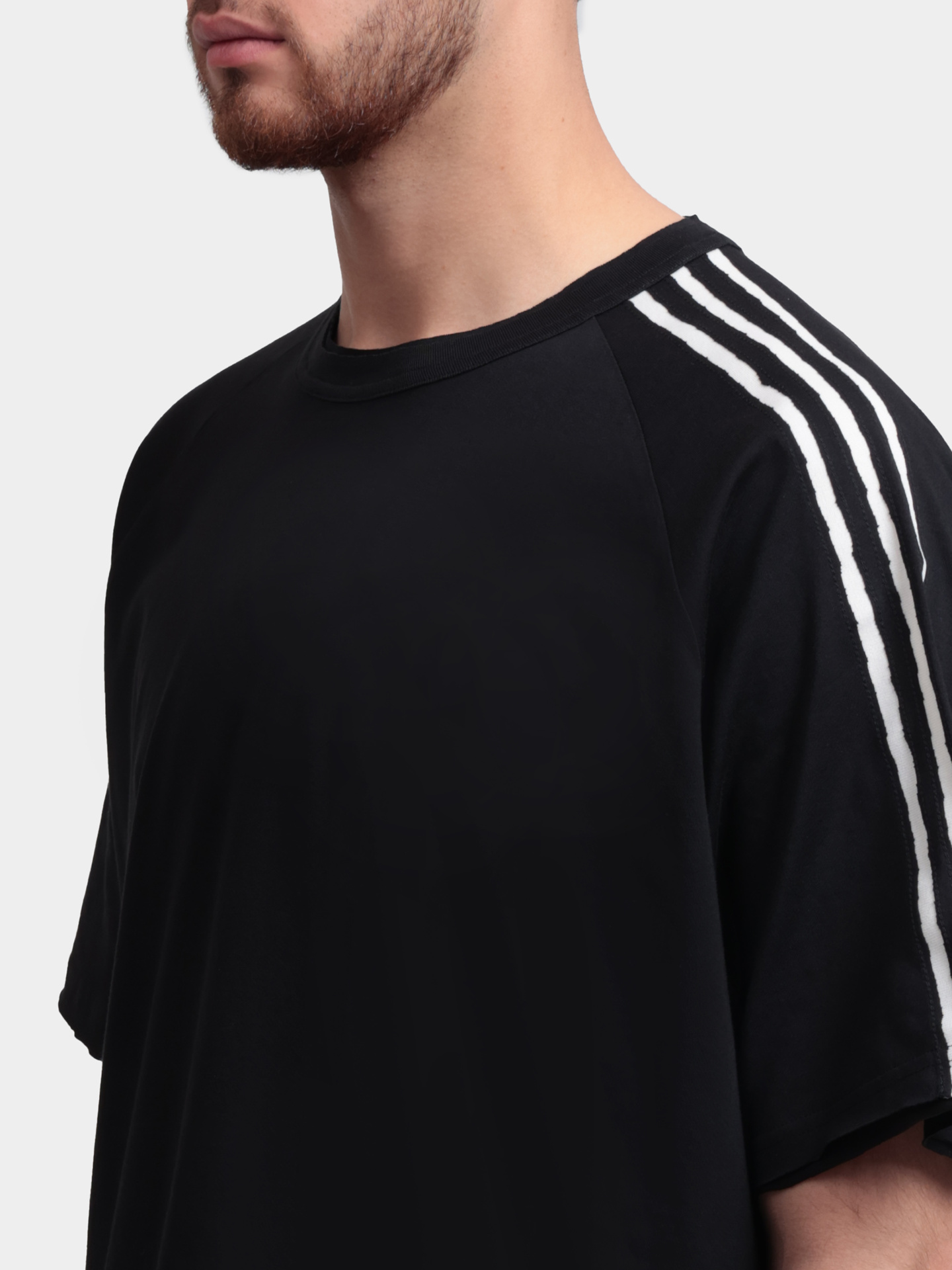 Футболка Y3 KQ9793 BLACK черная мужская с контрастными белыми полосами на рукавах — купить в интернет-магазине Verdistore