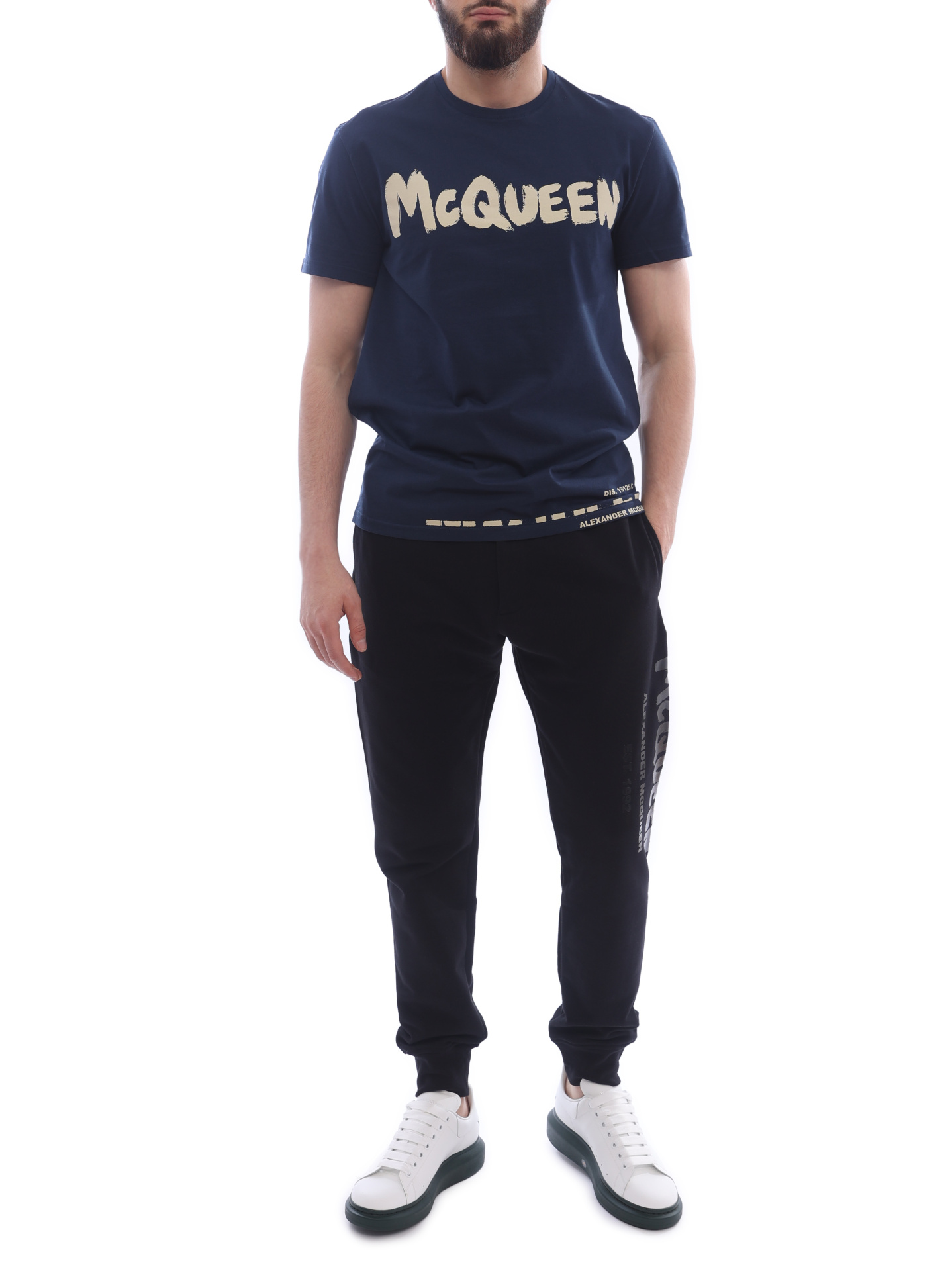 Брюки Alexander McQueen 688714 QSZ81 0911 черные мужские с принтом логотипа — купить в интернет-магазине Verdistore