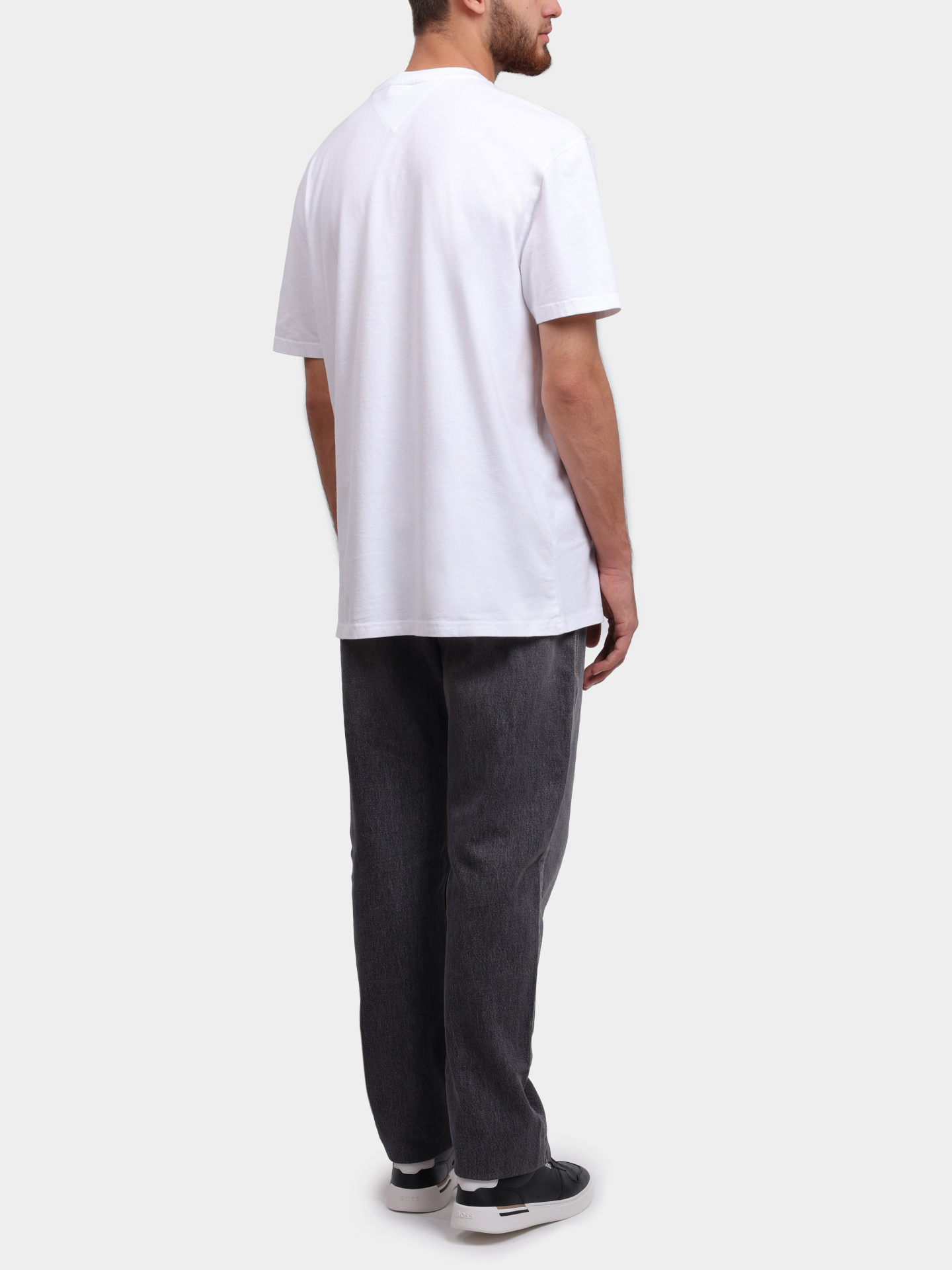 Футболка Tommy Jeans DM0DM18526 YBR белая мужская с логотипом — купить в интернет-магазине Verdistore