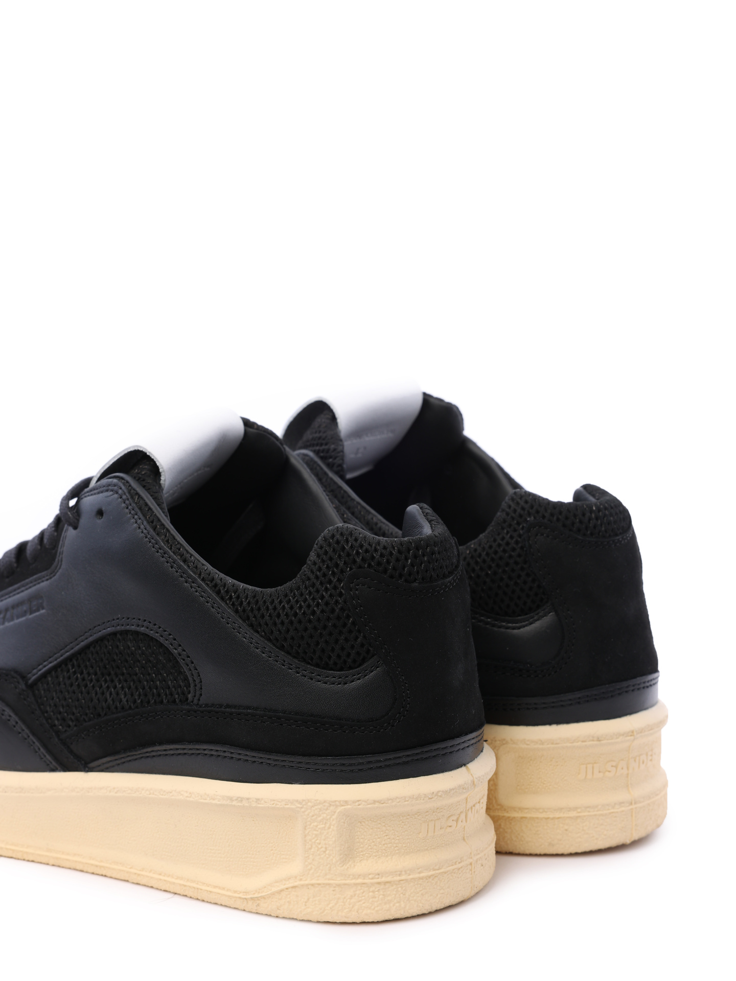 Кеды кожаные черные с перфорацией по бокам на бежевой подошве — купить в интернет-магазине Verdistore