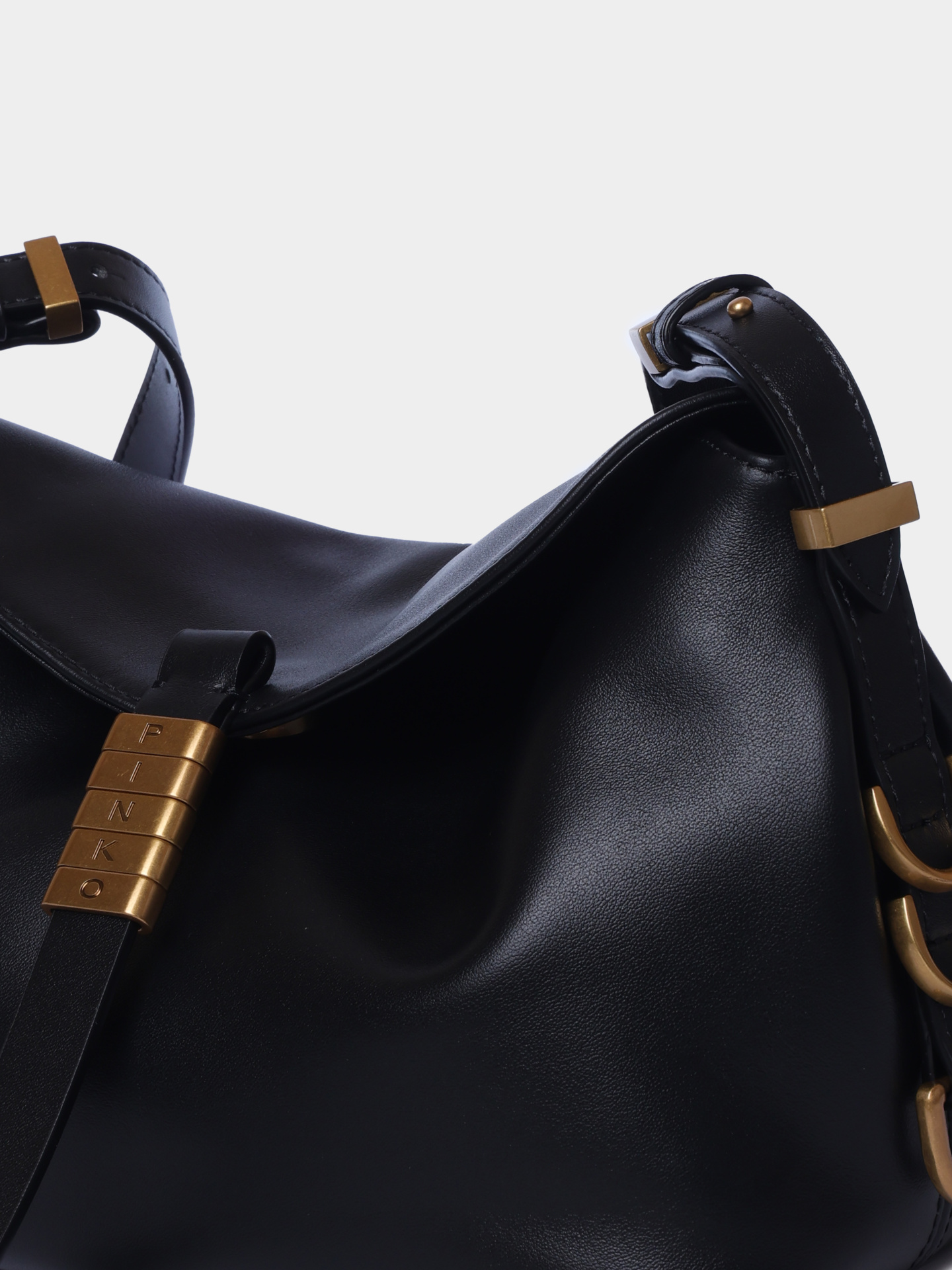 Сумка Pinko 105895 A1ZX Z99Q черная женская с логотипом на крупной застежке — купить в интернет-магазине Verdistore