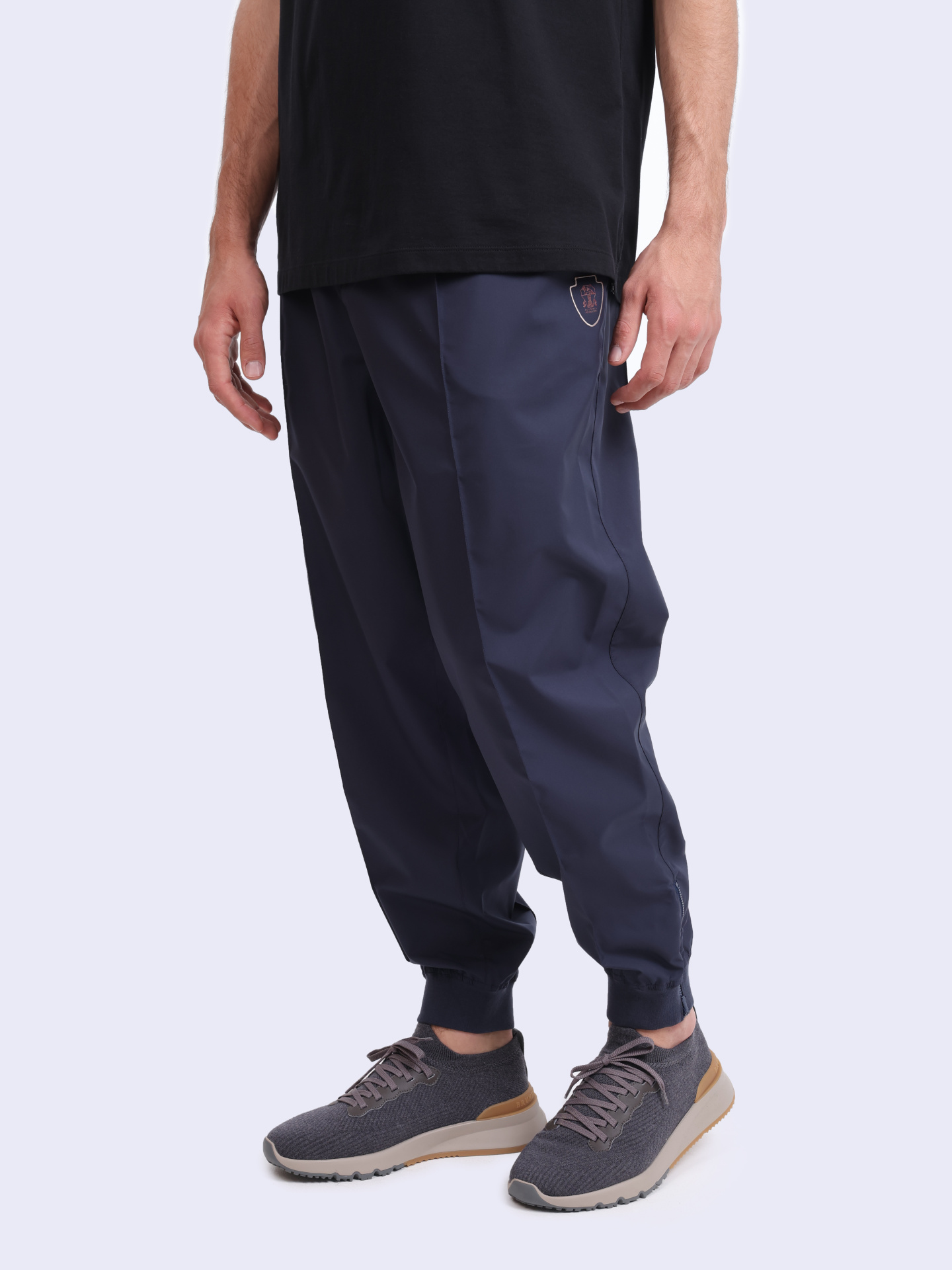 Брюки Brunello Cucinelli MB4223580T CDQ57 темно-синие мужские из нейлона — купить в интернет-магазине Verdistore