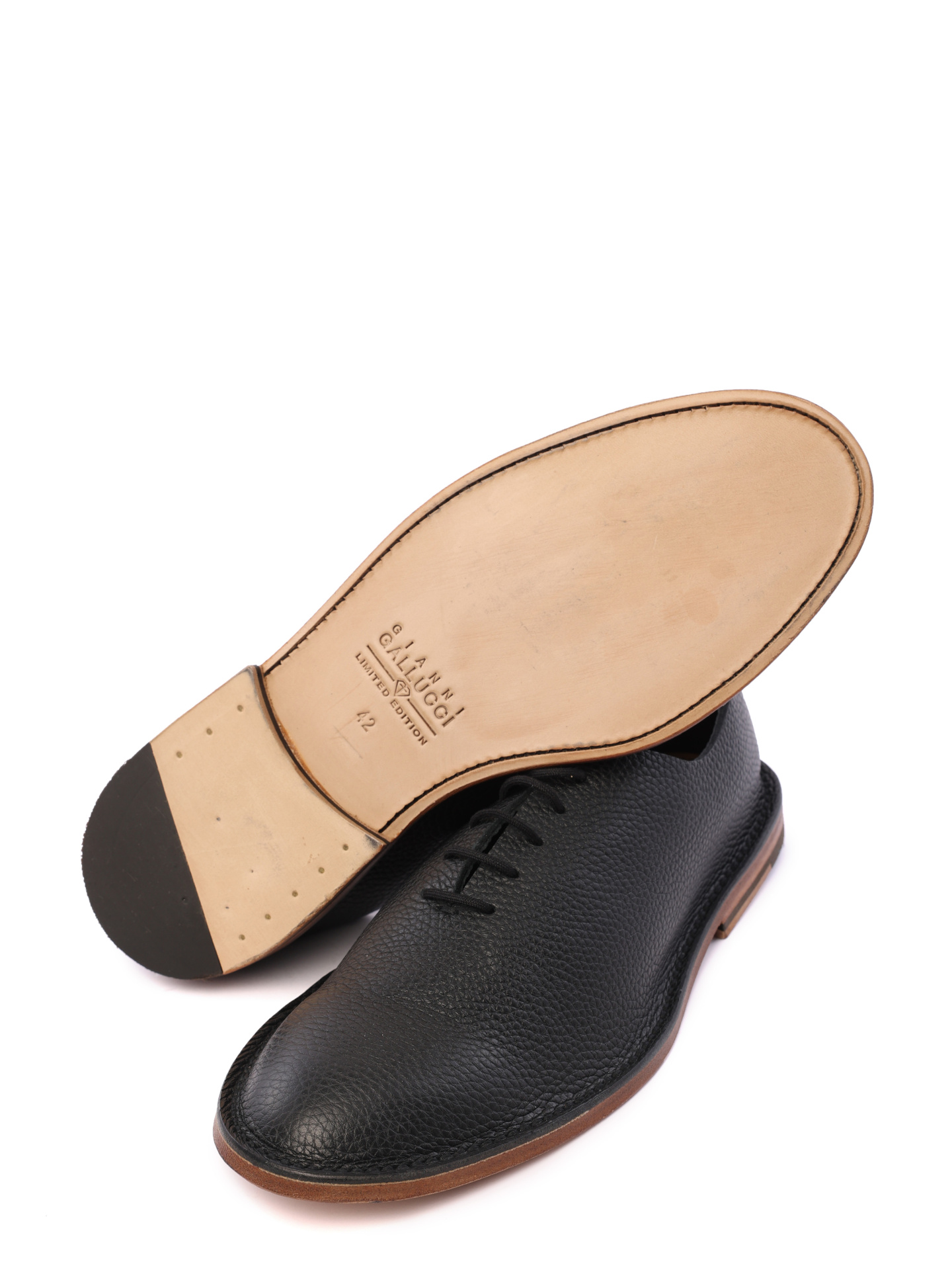 Оксфорды черные из мелкозернистой кожи и с коричневой подошвой — купить в интернет-магазине Verdistore