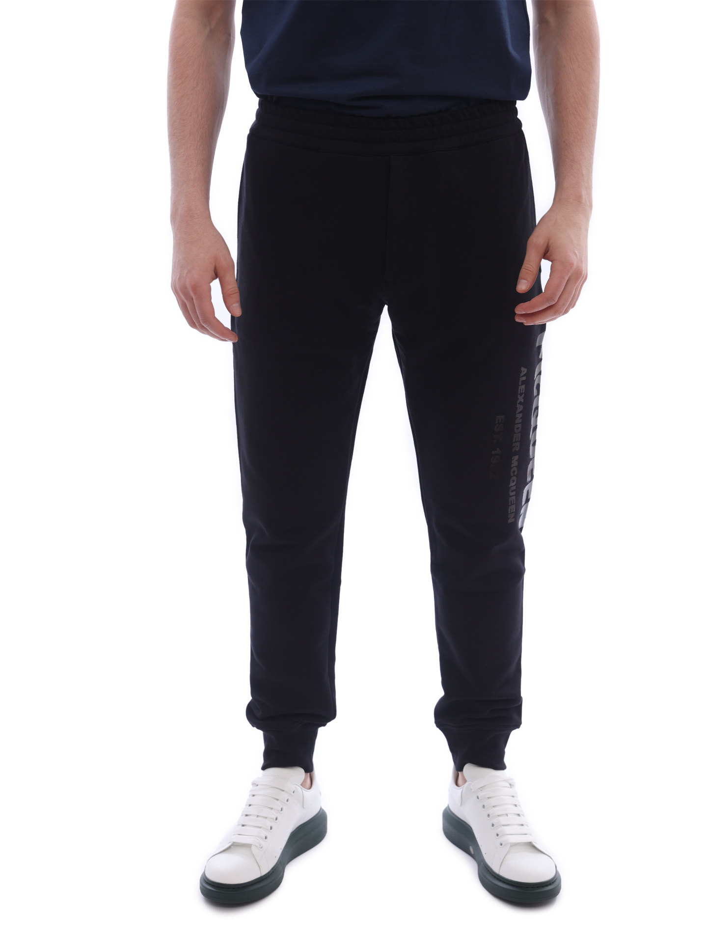 Брюки Alexander McQueen 688714 QSZ81 0911 черные мужские с принтом логотипа — купить в интернет-магазине Verdistore
