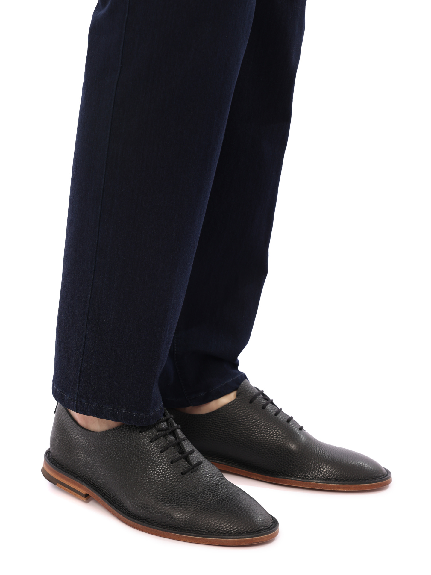 Оксфорды черные из мелкозернистой кожи и с коричневой подошвой — купить в интернет-магазине Verdistore