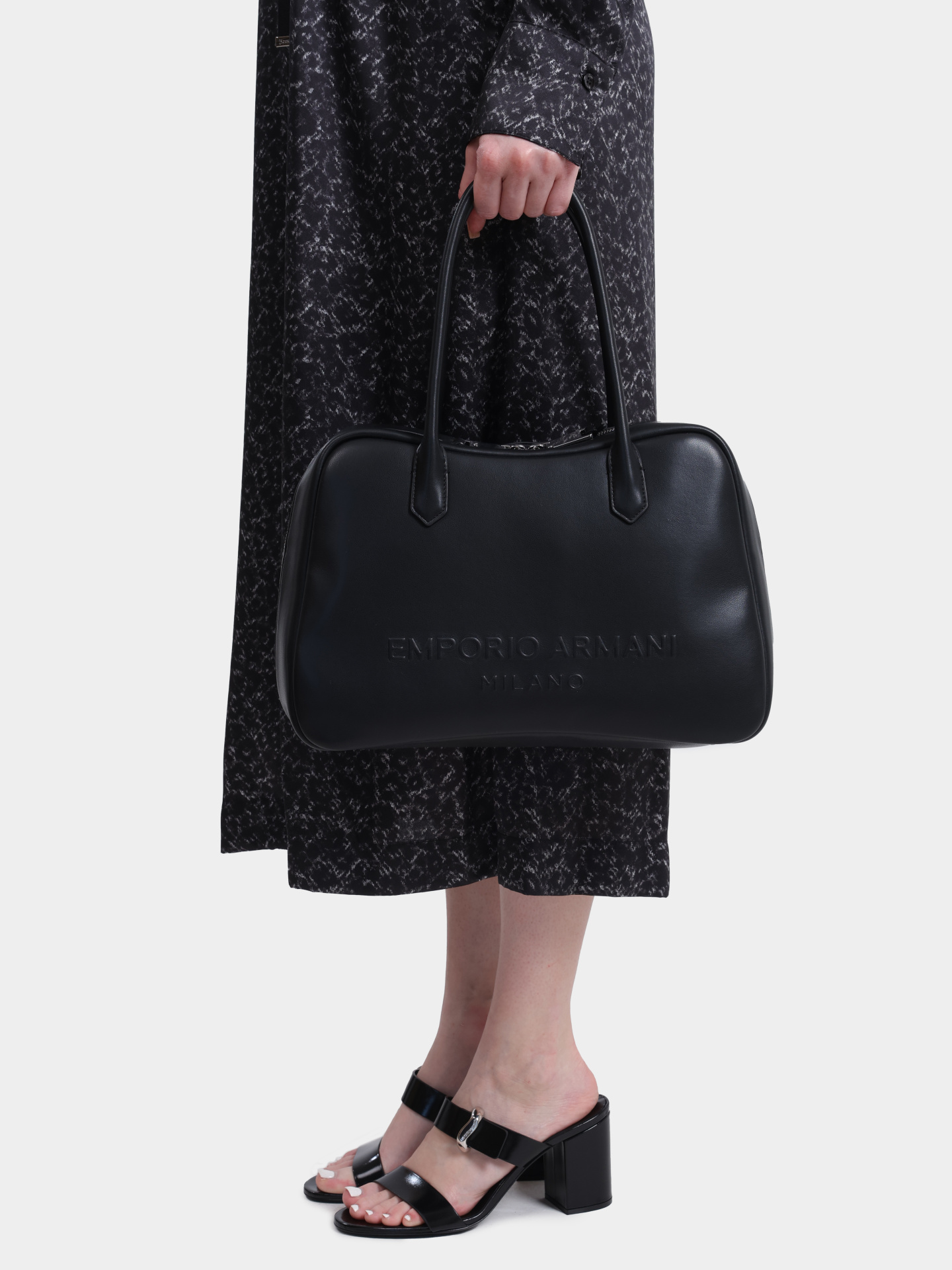Сумка Emporio Armani EW004761 AF18673 UC001 черная женская изогнутого силуэта — купить в интернет-магазине Verdistore