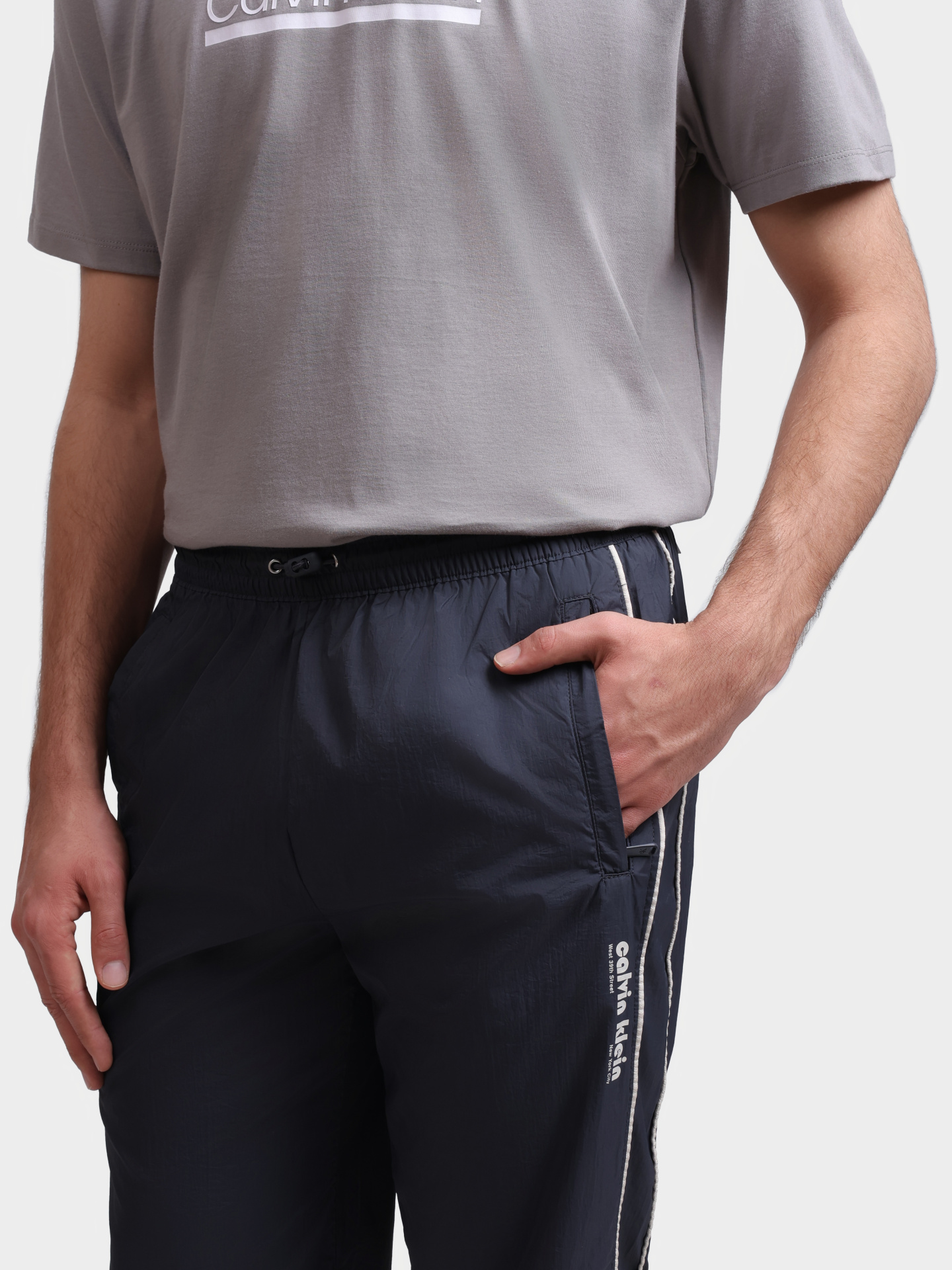 Брюки Calvin Klein Jeans LV04RC522G 4XN черные мужские с логотипом на боку — купить в интернет-магазине Verdistore