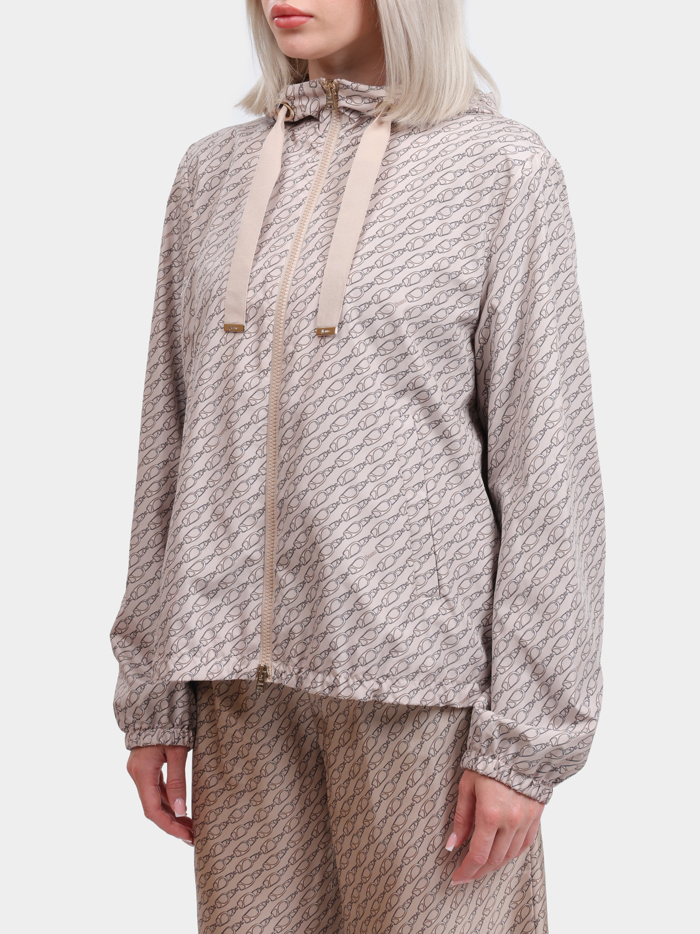 Ветровка Herno GI000309D 12719P 2157 бежевая женская с принтом — купить в интернет-магазине Verdistore