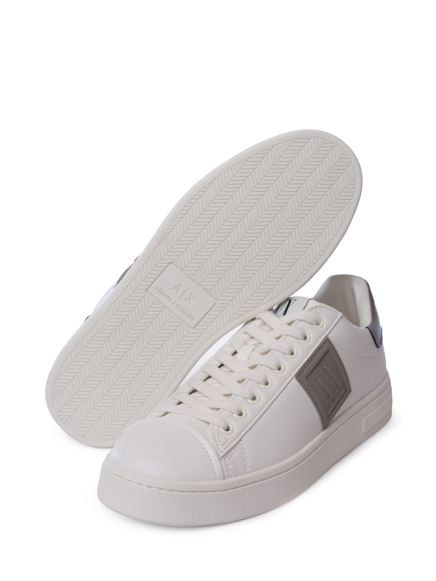 Кроссовки Armani Exchange XUX252 XV805 U643 белые мужские с контрастным логотипом — купить в интернет-магазине Verdistore