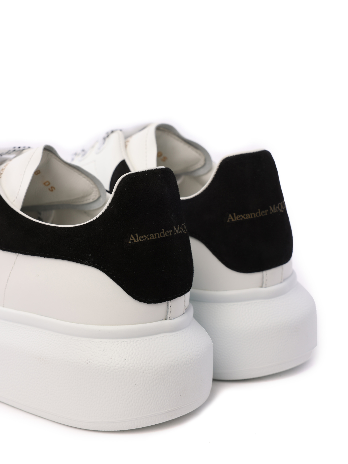 Кеды Alexander McQueen 553770WHGP7 9061 белые женские с контрастной черной вставкой на задней части — купить в интернет-магазине Verdistore