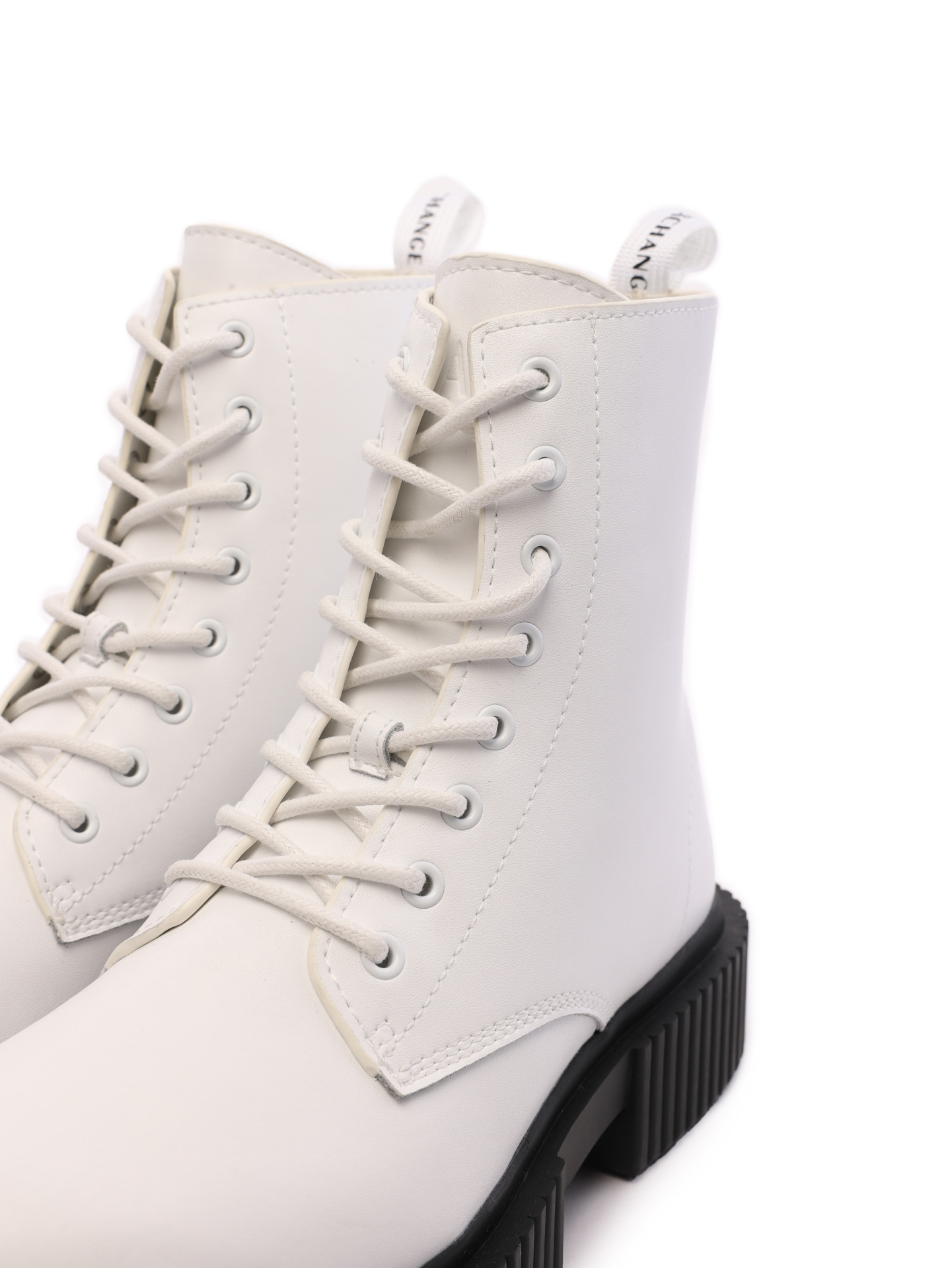 Ботинки Armani Exchange XDM005 XV628 00001 белые женские на шнуровке — купить в интернет-магазине Verdistore