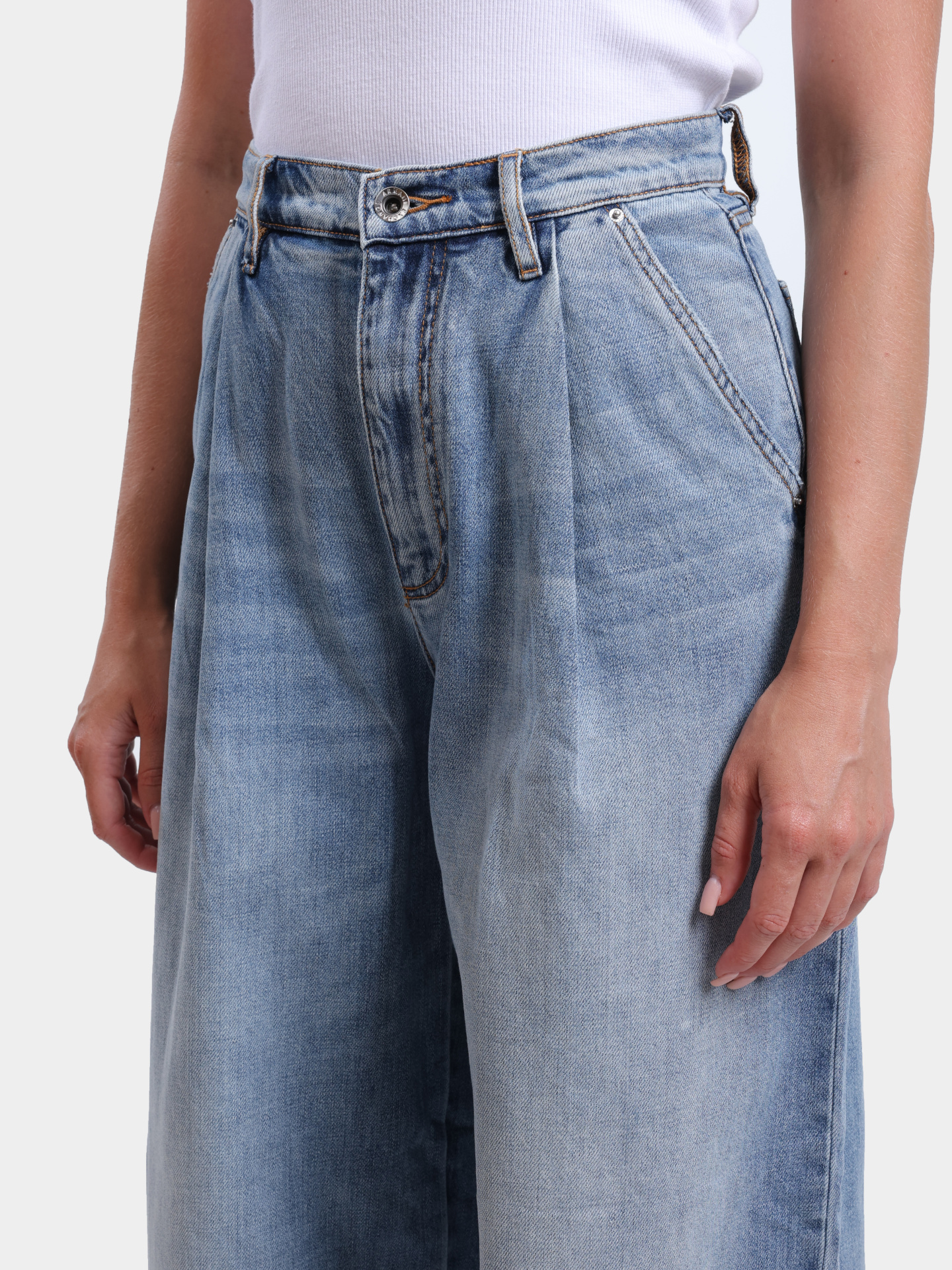 Джинсы Armani Exchange XW000137 AF12851 MB003 светло-синие женские — купить в интернет-магазине Verdistore