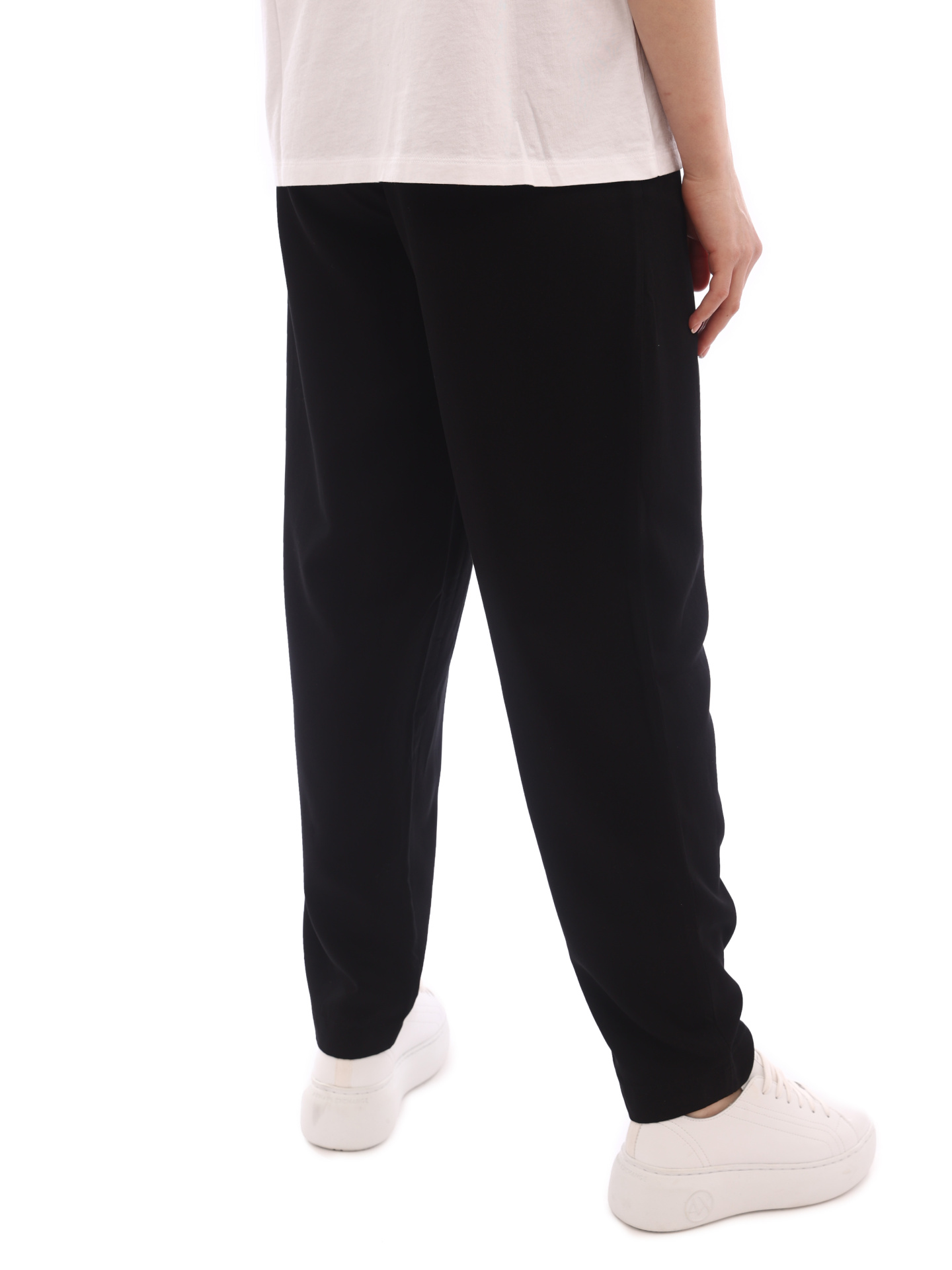 Брюки Armani Exchange 3LYP21 YNXSZ 1200 черные женские с защипами — купить в интернет-магазине Verdistore