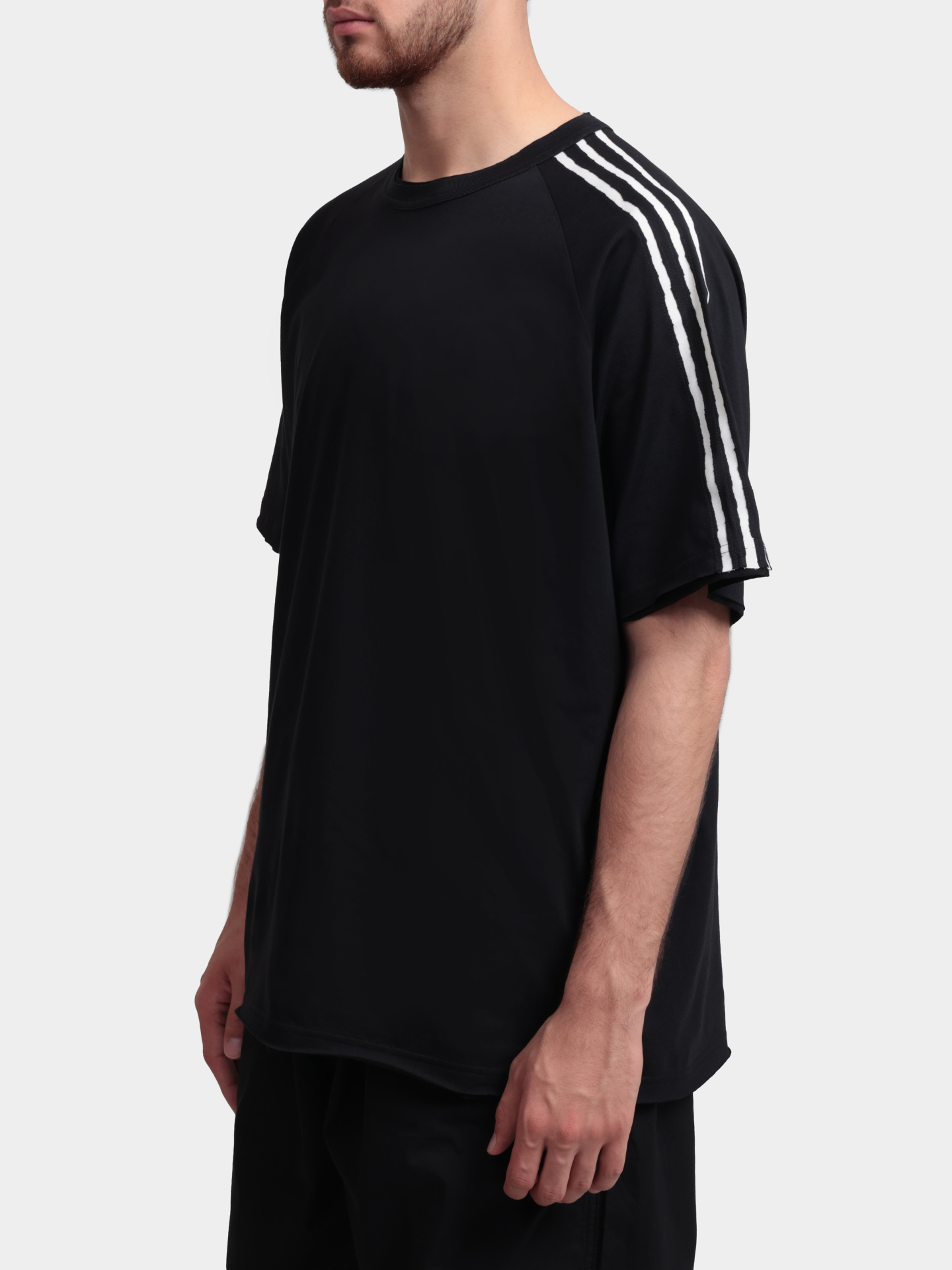 Футболка Y3 KQ9793 BLACK черная мужская с контрастными белыми полосами на рукавах — купить в интернет-магазине Verdistore