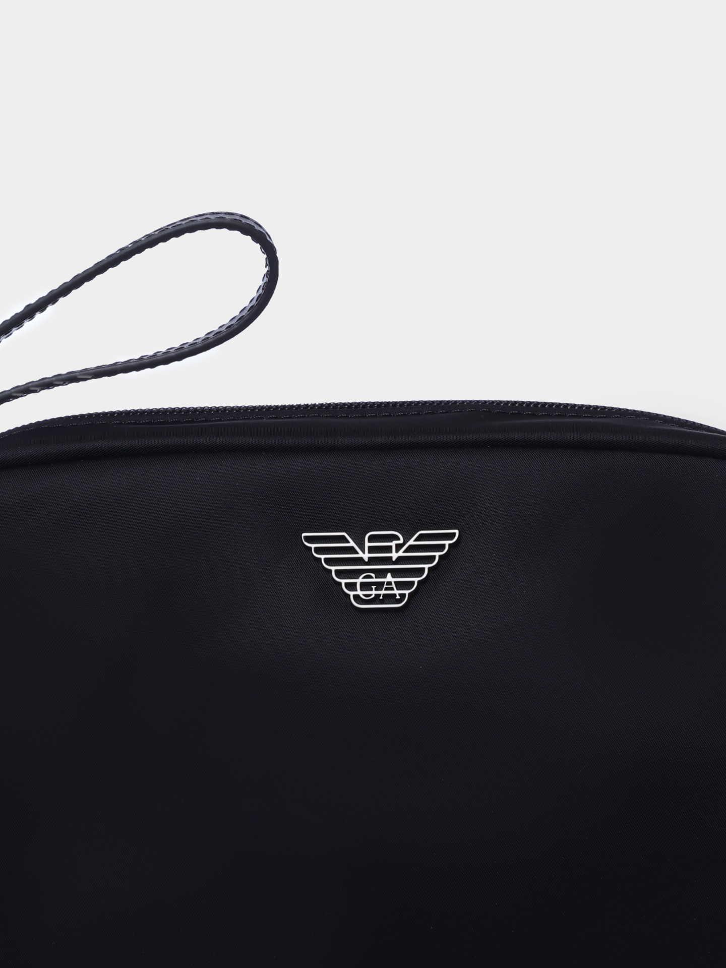 Косметичка Emporio Armani EM001810 AF13454 UC001 черная мужская с металлическим логотипом  — купить в интернет-магазине Verdistore