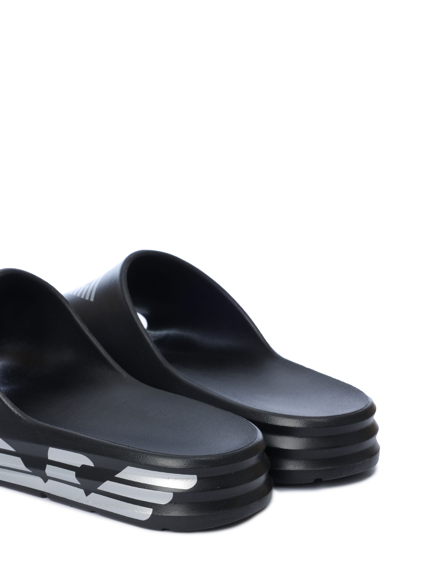 Шлепанцы черные с белым логотипом на массивной подошве  — купить в интернет-магазине Verdistore