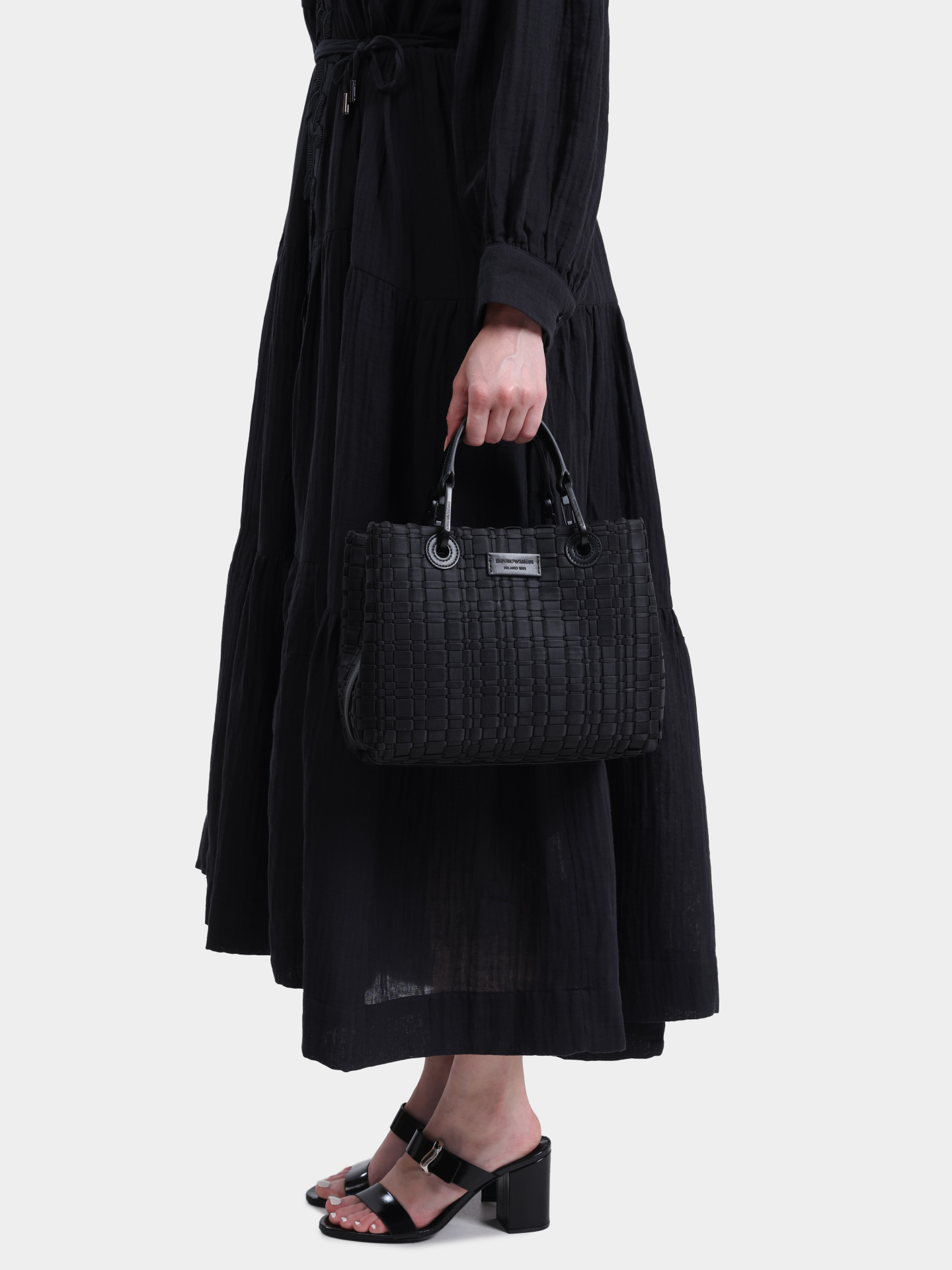 Сумка Emporio Armani EW000361 AF23436 UC001 черная женская с патчем-логотипом  — купить в интернет-магазине Verdistore