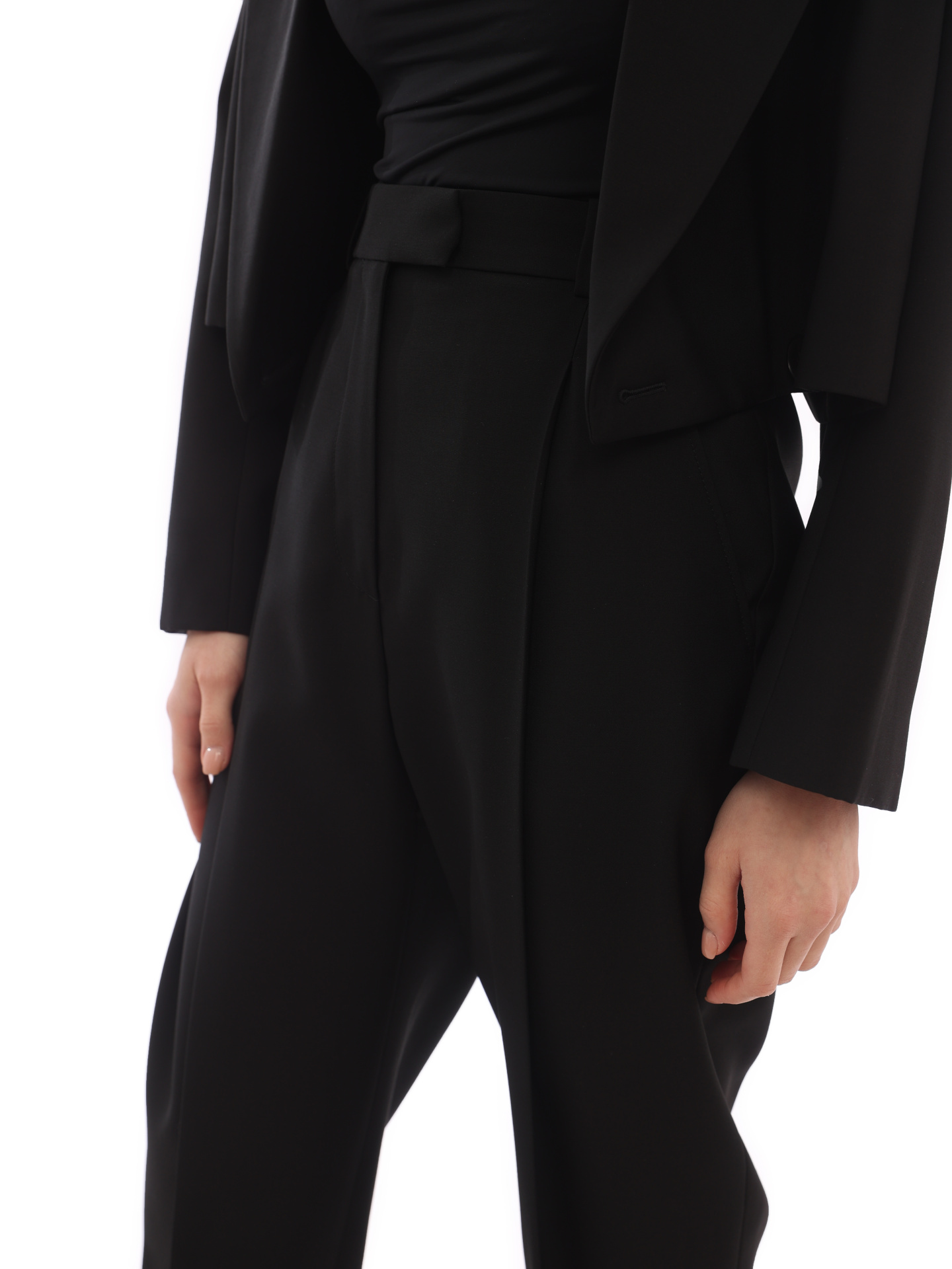Брюки Alexander McQueen 682511 QJACX 1000 черные женские с защипами — купить в интернет-магазине Verdistore