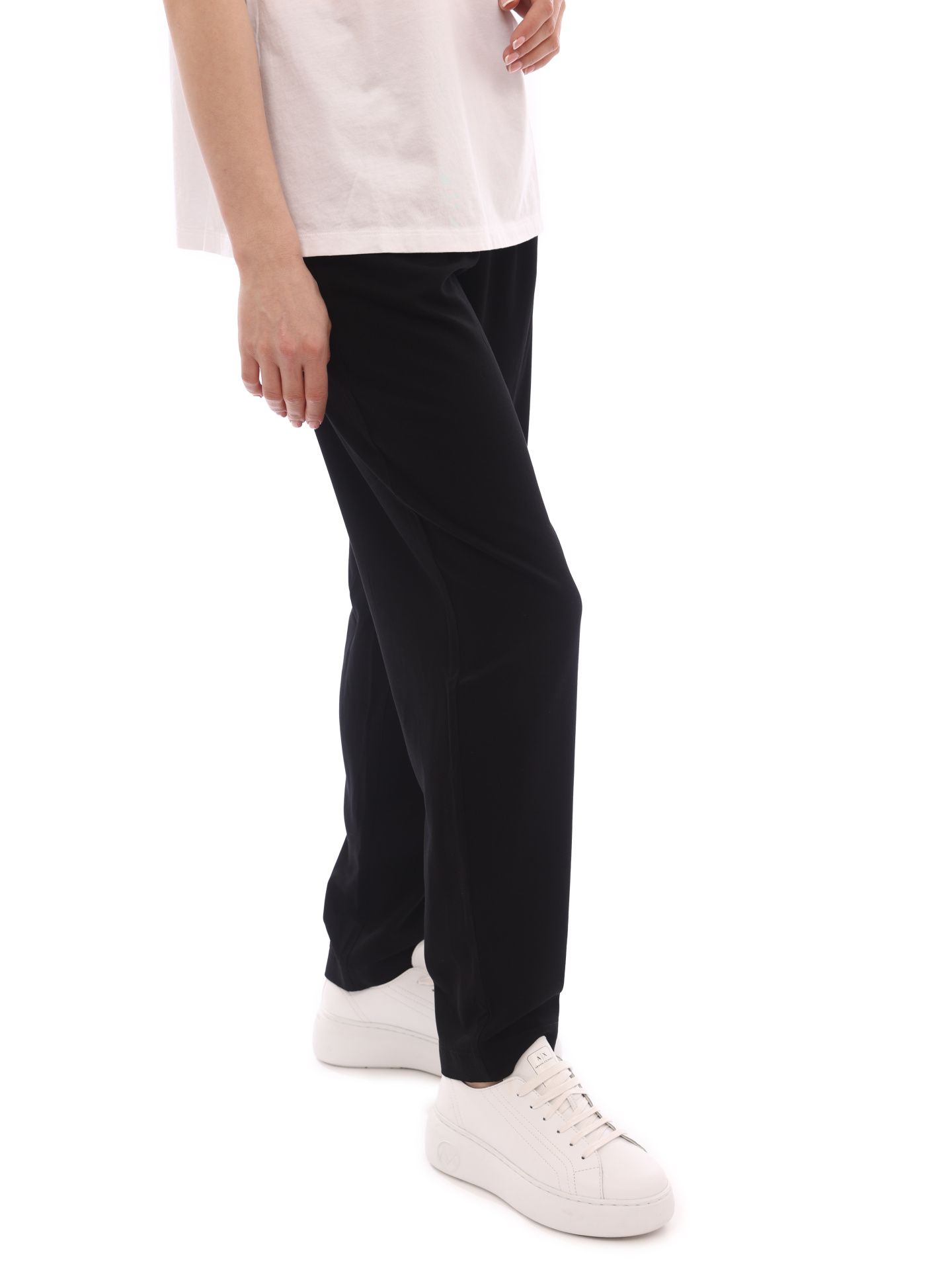 Брюки Armani Exchange 3LYP21 YNXSZ 1200 черные женские с защипами — купить в интернет-магазине Verdistore