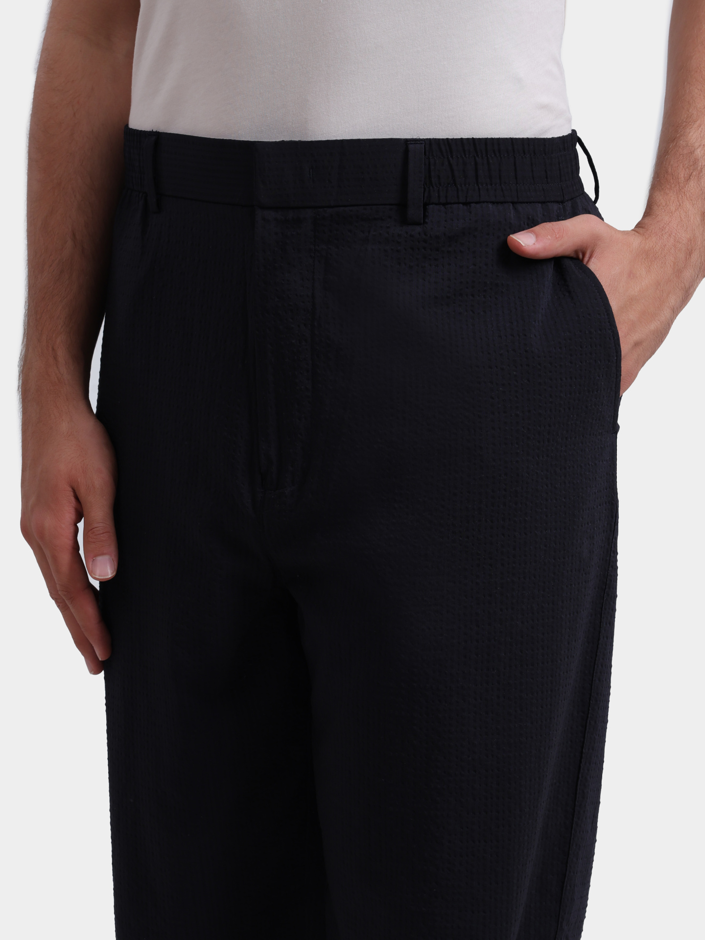 Брюки Armani Exchange XM002094 AF22363 UB101 темно-синие мужские из фактурной ткани — купить в интернет-магазине Verdistore