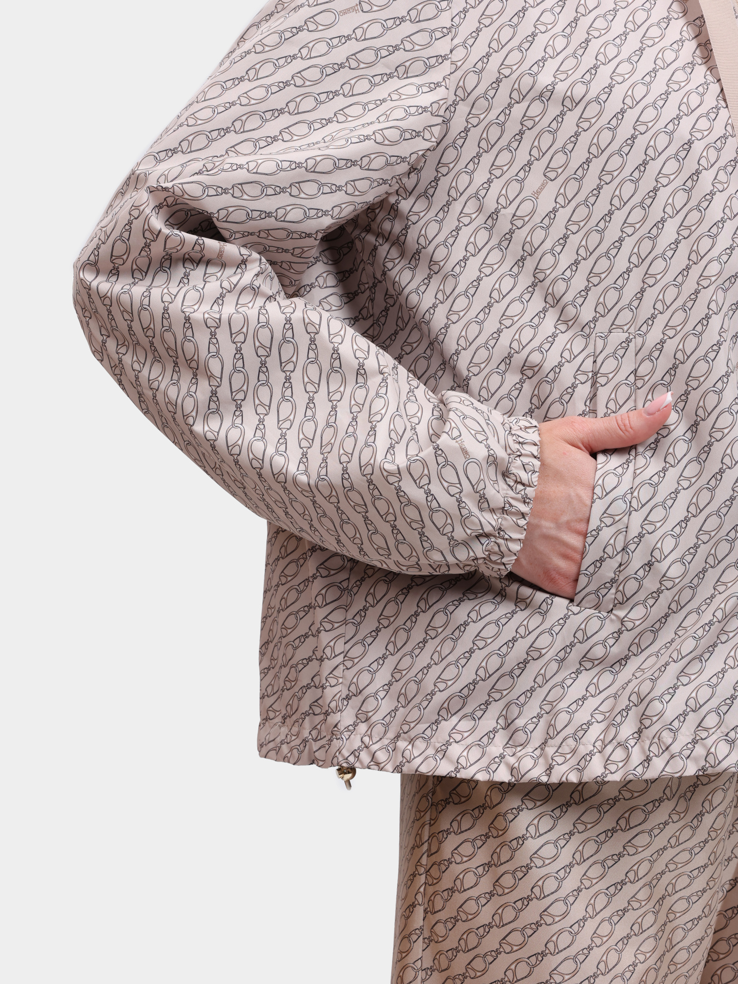 Ветровка Herno GI000309D 12719P 2157 бежевая женская с принтом — купить в интернет-магазине Verdistore