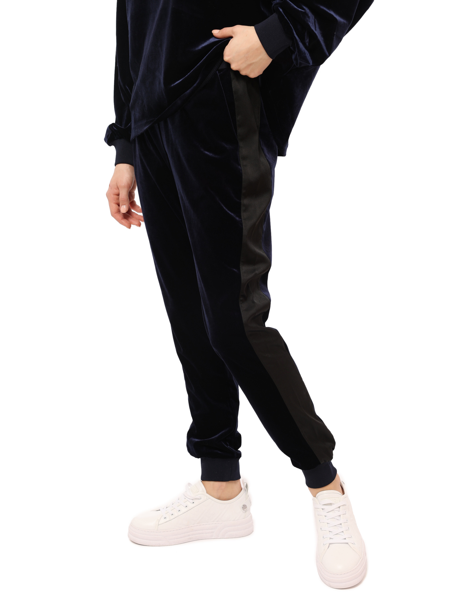 Брюки спортивные Armani Exchange 6LYP79 YJ9WZ 1593 темно-синие женские бархатные — купить в интернет-магазине Verdistore