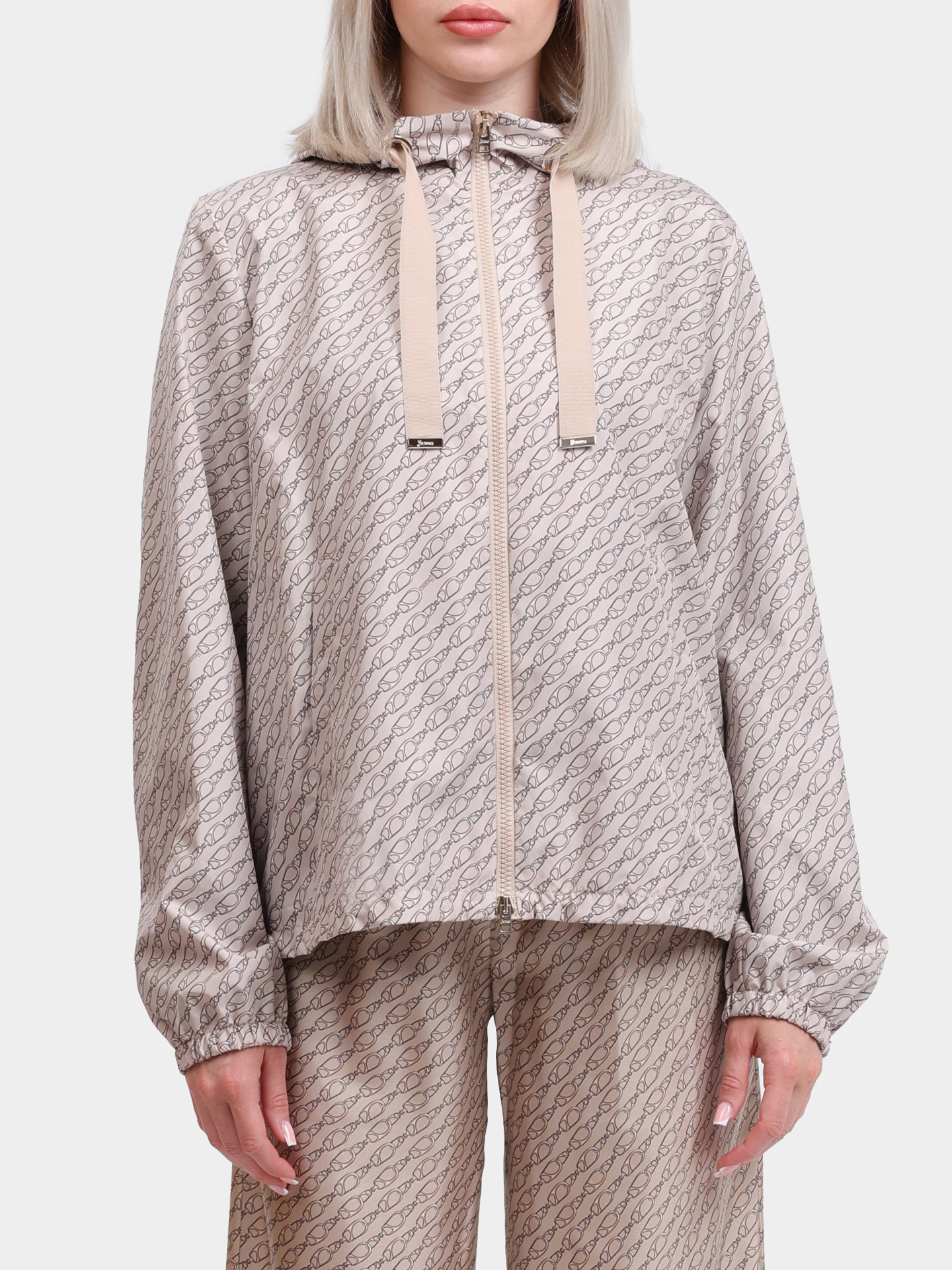 Ветровка Herno GI000309D 12719P 2157 бежевая женская с принтом — купить в интернет-магазине Verdistore