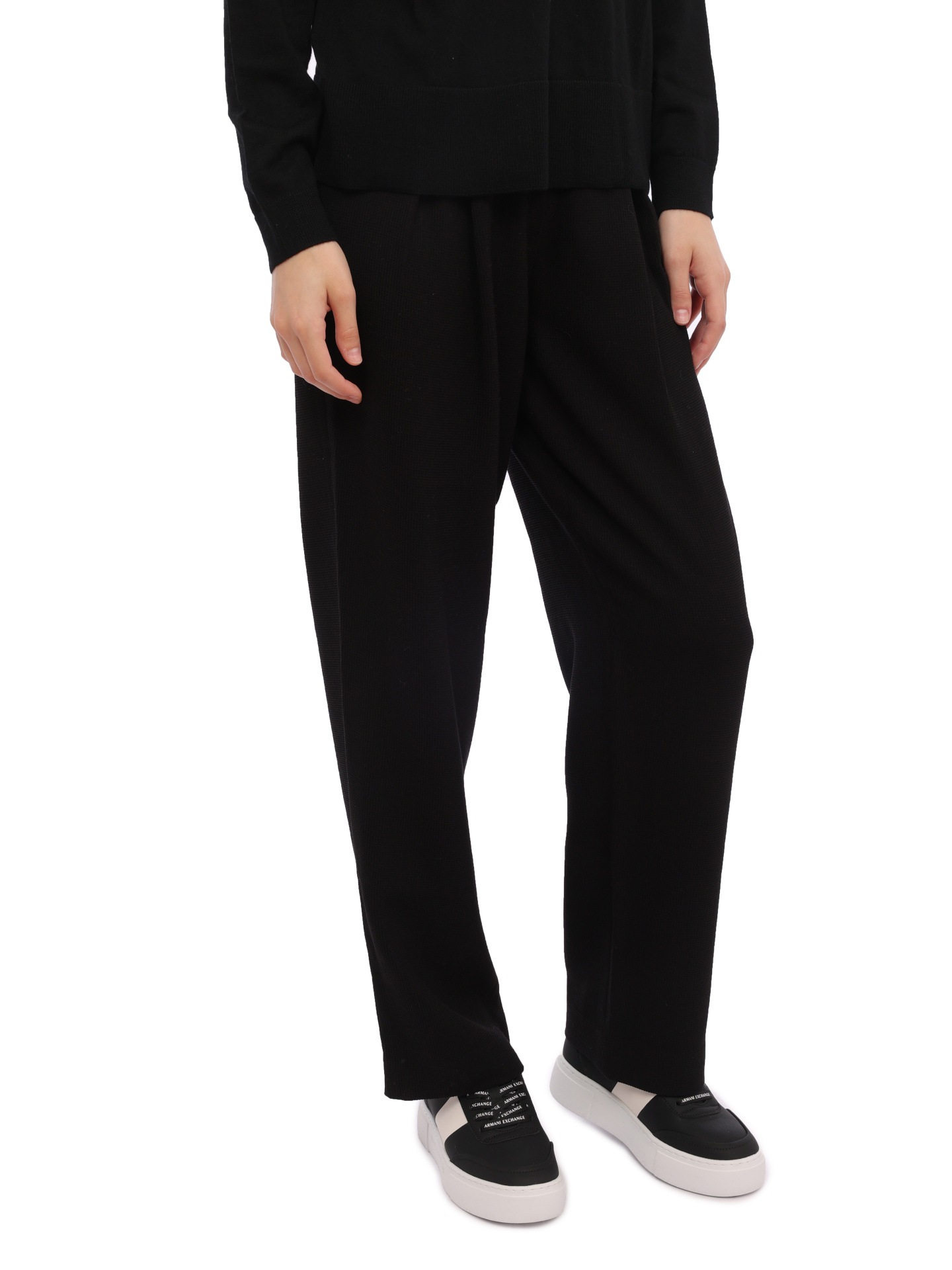 Брюки Armani Exchange 6RYP14 YN6NZ 1200 черные женские с защипами — купить в интернет-магазине Verdistore
