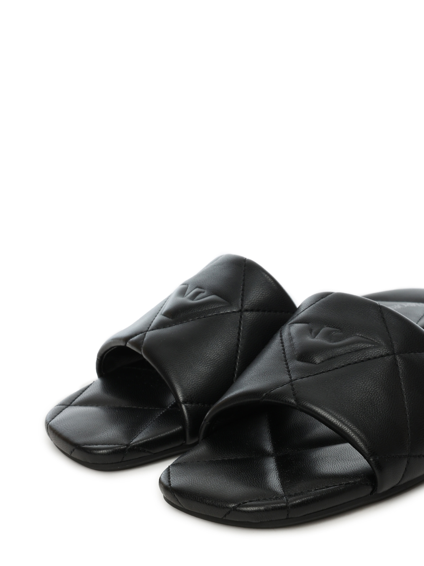 Шлепанцы Emporio Armani X3P826 XF770 00002 стеганые женские — купить в интернет-магазине Verdistore