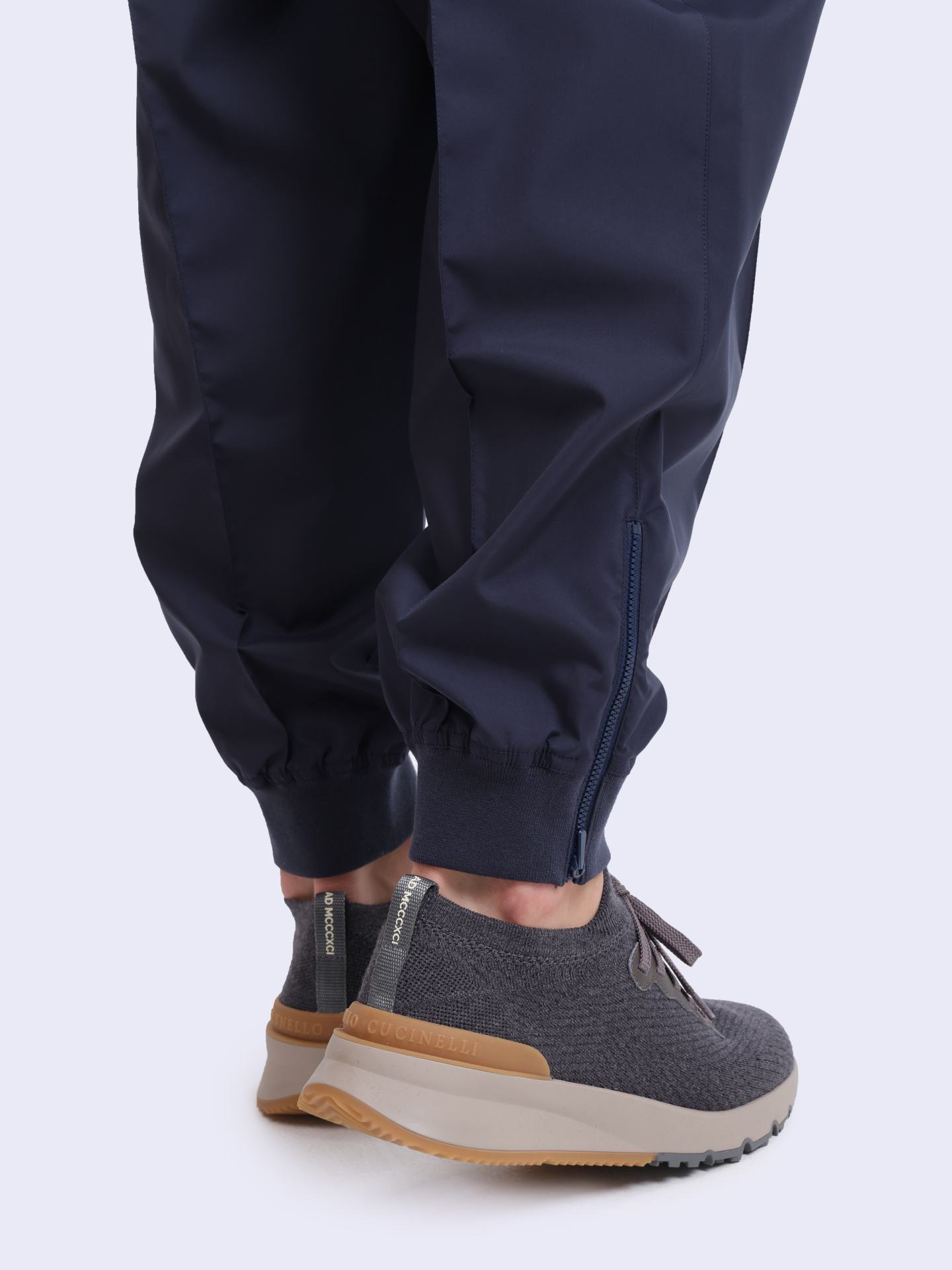 Брюки Brunello Cucinelli MB4223580T CDQ57 темно-синие мужские из нейлона — купить в интернет-магазине Verdistore