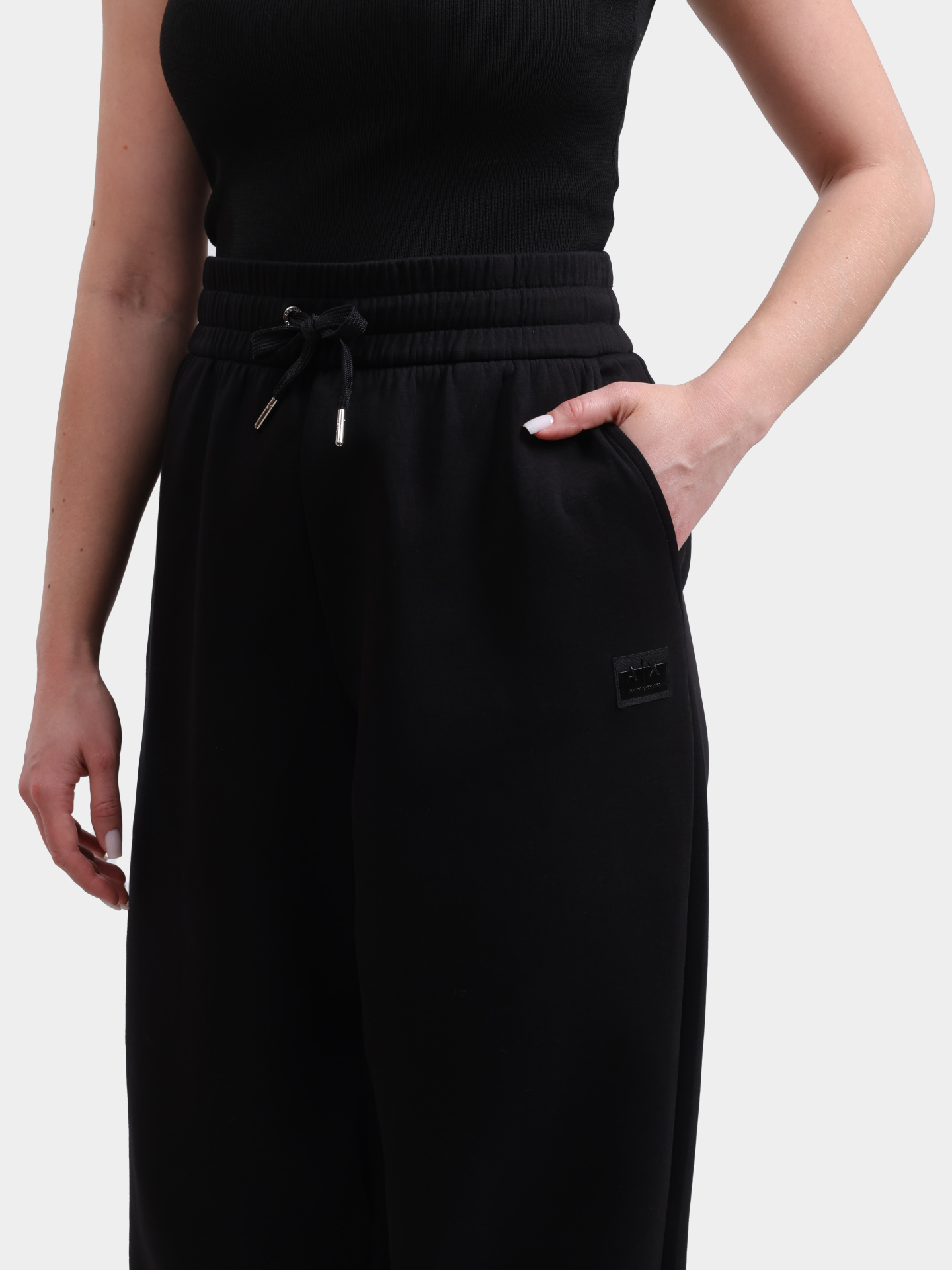 Джоггеры Armani Exchange XW000989 AF10818 UC001 черные женские — купить в интернет-магазине Verdistore