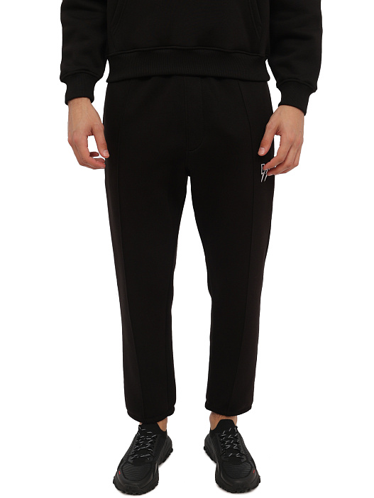 Брюки спортивные черные с нашитыми стрелками и логотипом под карманом — купить в интернет-магазине Verdistore