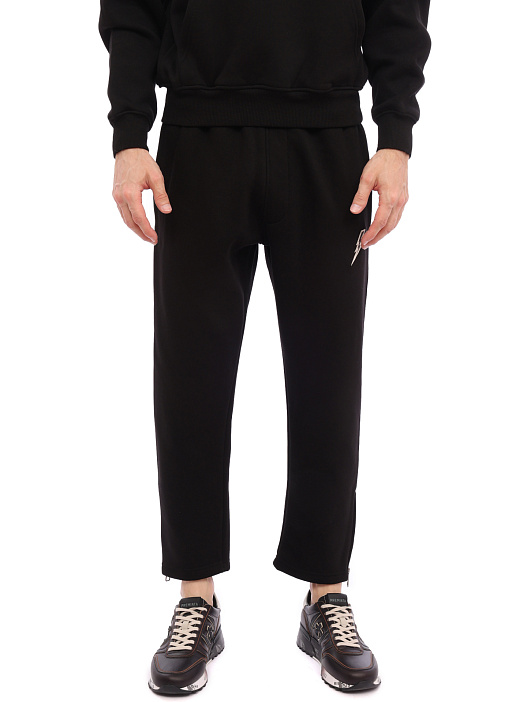 Брюки хлопковые черные прямого кроя с нашитым логотипом под карманом — купить в интернет-магазине Verdistore
