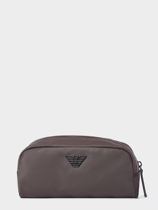 Косметичка Emporio Armani EM003560 AF13454 U6200 коричневая мужская с крупным логотипом  — купить в интернет-магазине Verdistore